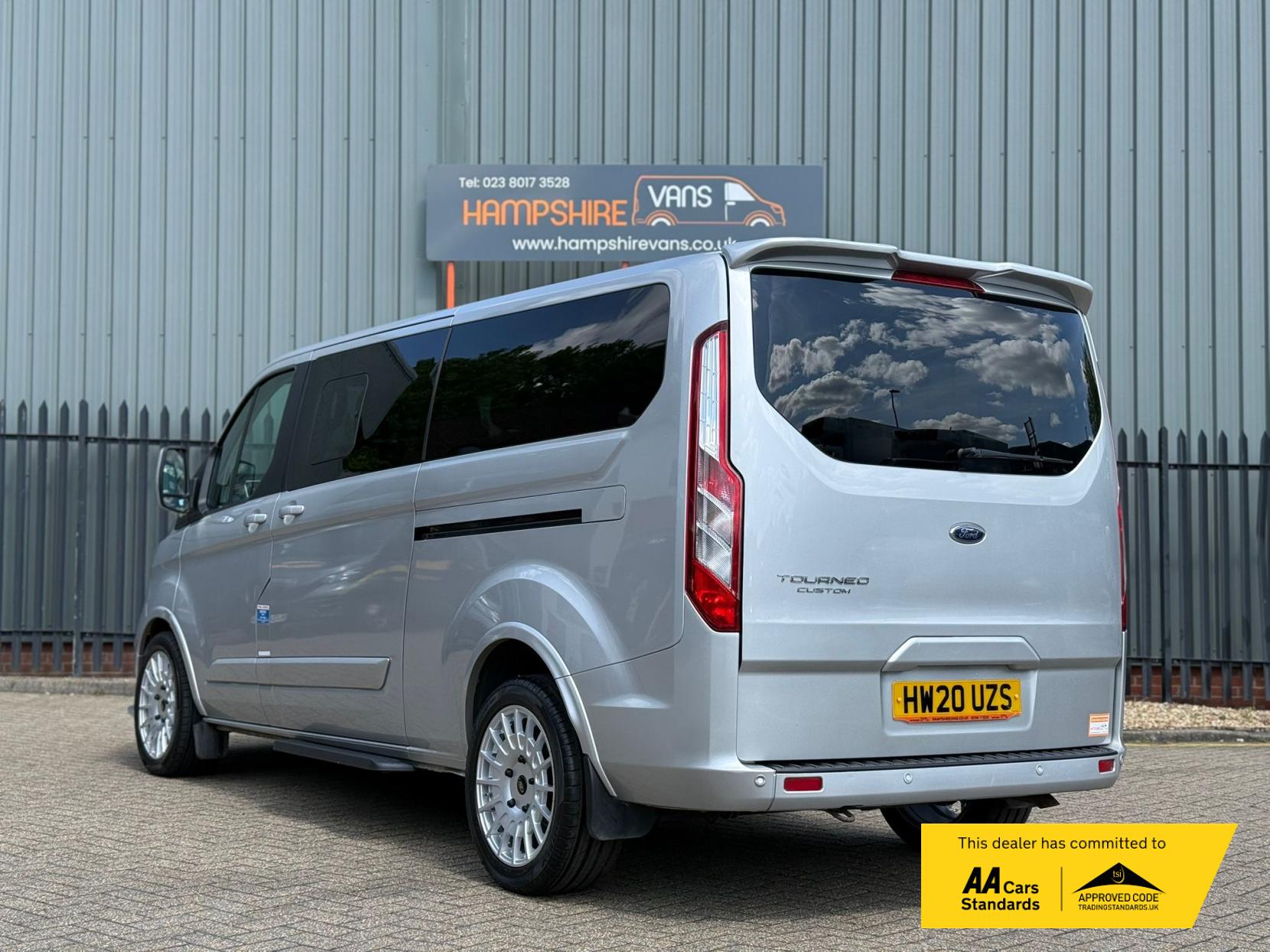 2020 Ford Tourneo Custom 2.0 320 EcoBlue Titanium Minibus Double Cab 5dr Diesel Auto L2 Euro 6 (s/s) (130 ps) - Thumbnail 4