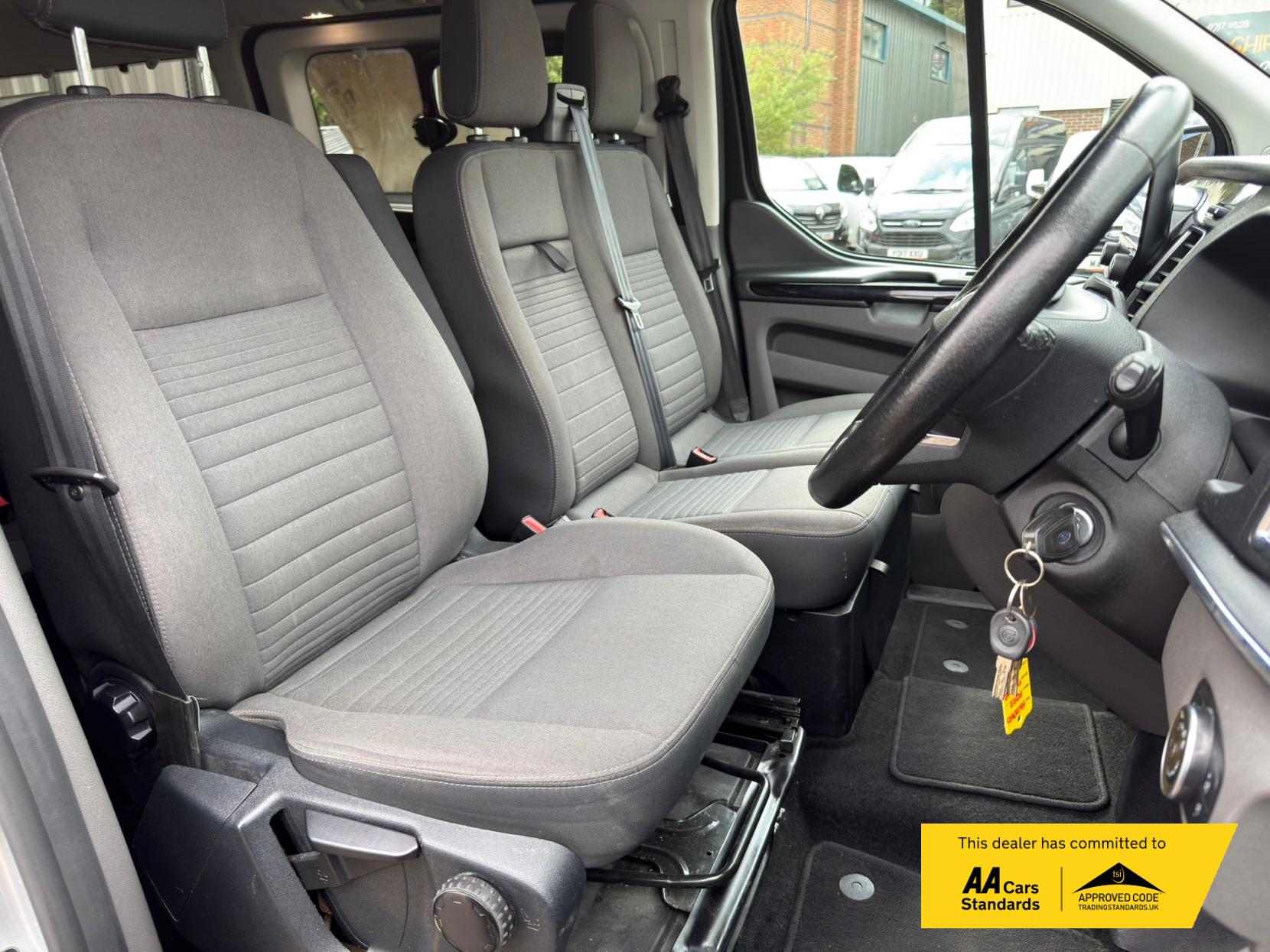 2020 Ford Tourneo Custom 2.0 320 EcoBlue Titanium Minibus Double Cab 5dr Diesel Auto L2 Euro 6 (s/s) (130 ps) - Thumbnail 9