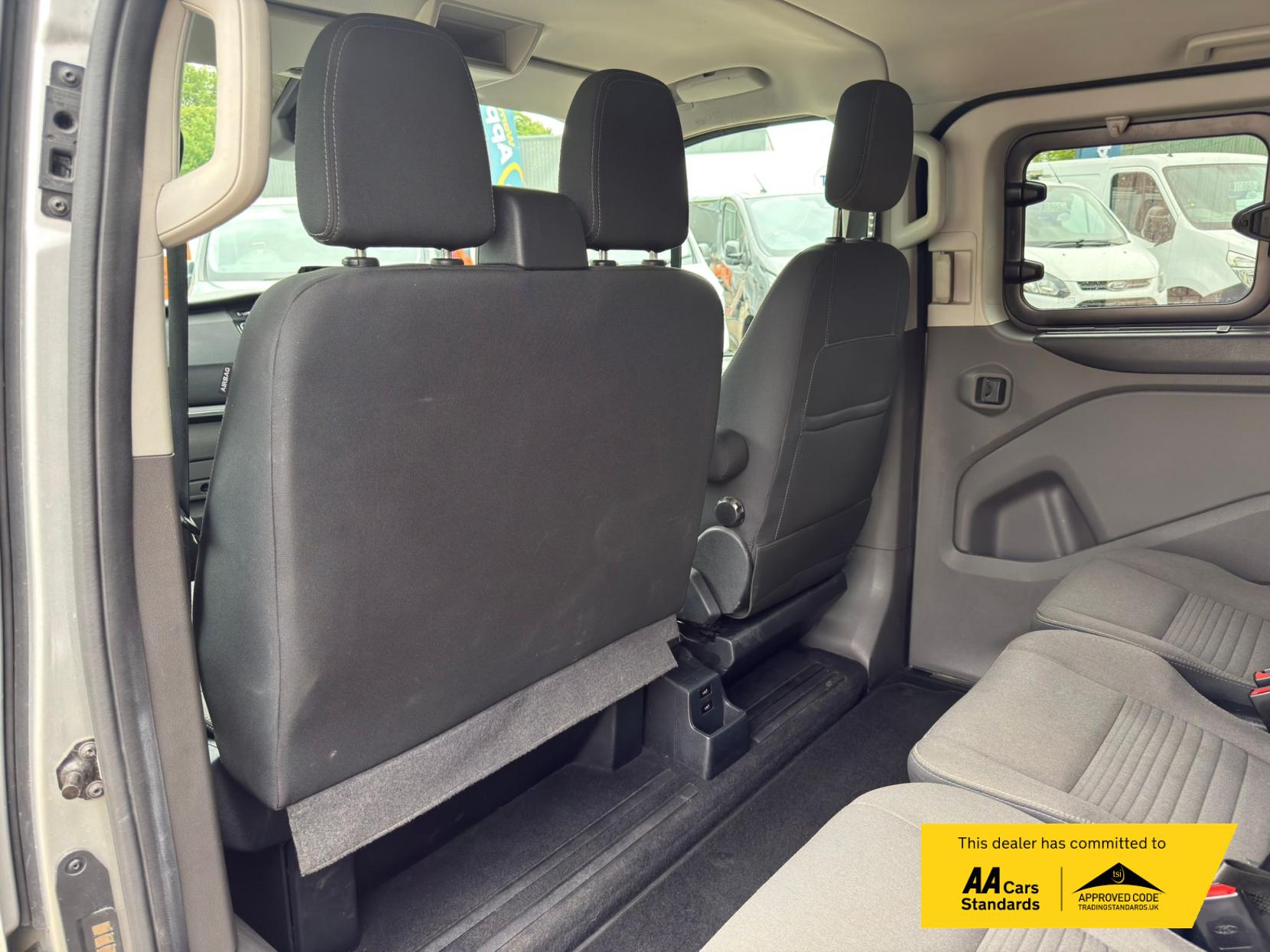 2020 Ford Tourneo Custom 2.0 320 EcoBlue Titanium Minibus Double Cab 5dr Diesel Auto L2 Euro 6 (s/s) (130 ps) - Thumbnail 19