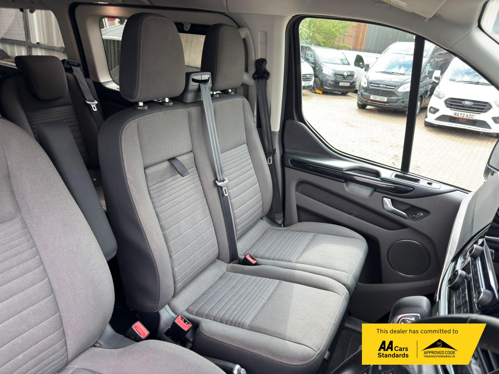 2020 Ford Tourneo Custom 2.0 320 EcoBlue Titanium Minibus Double Cab 5dr Diesel Auto L2 Euro 6 (s/s) (130 ps) - Thumbnail 10