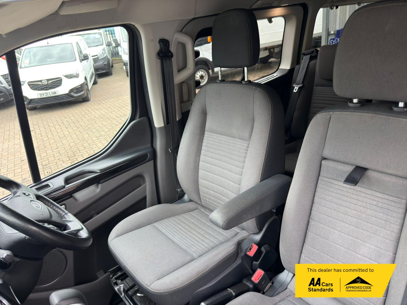 2020 Ford Tourneo Custom 2.0 320 EcoBlue Titanium Minibus Double Cab 5dr Diesel Auto L2 Euro 6 (s/s) (130 ps) - Thumbnail 8
