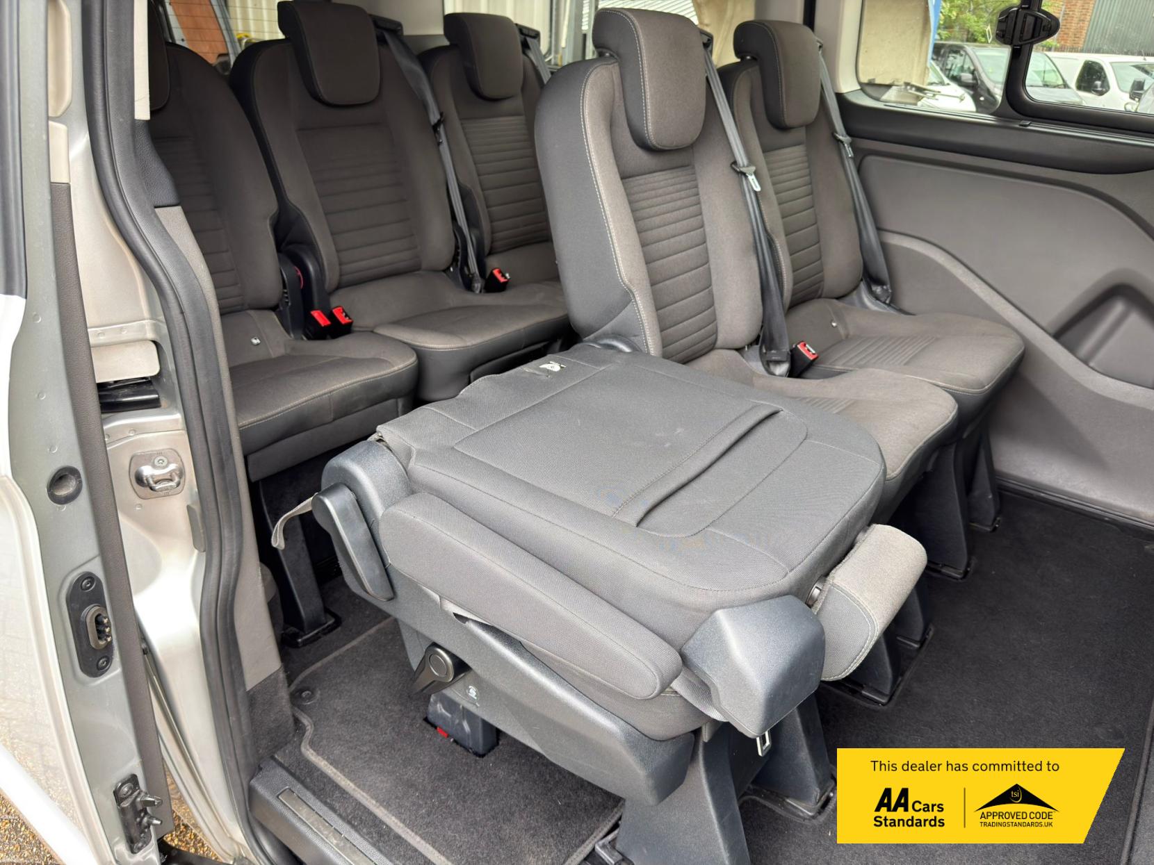 2020 Ford Tourneo Custom 2.0 320 EcoBlue Titanium Minibus Double Cab 5dr Diesel Auto L2 Euro 6 (s/s) (130 ps) - Thumbnail 24