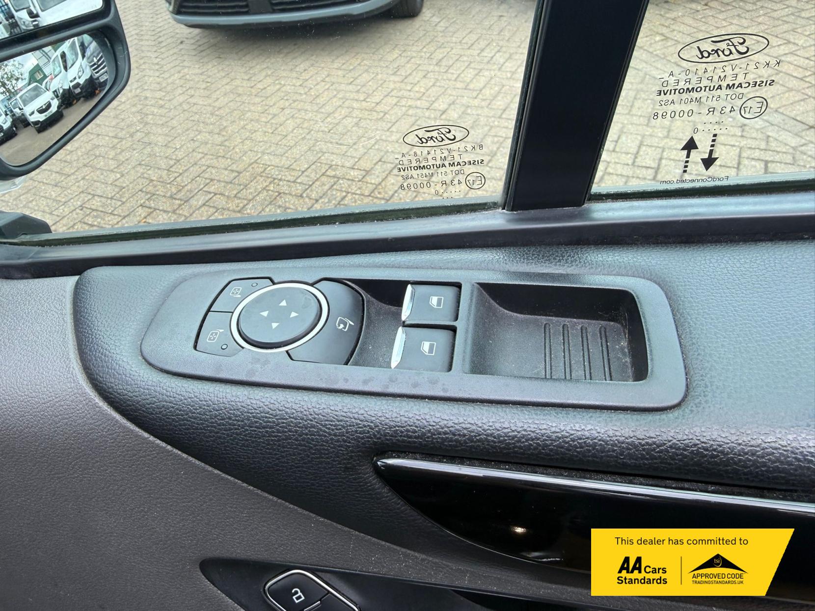 2020 Ford Tourneo Custom 2.0 320 EcoBlue Titanium Minibus Double Cab 5dr Diesel Auto L2 Euro 6 (s/s) (130 ps) - Thumbnail 64