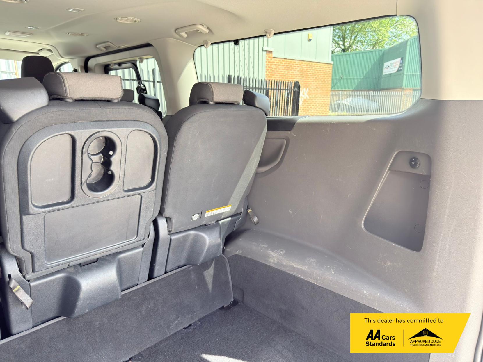 2020 Ford Tourneo Custom 2.0 320 EcoBlue Titanium Minibus Double Cab 5dr Diesel Auto L2 Euro 6 (s/s) (130 ps) - Thumbnail 32