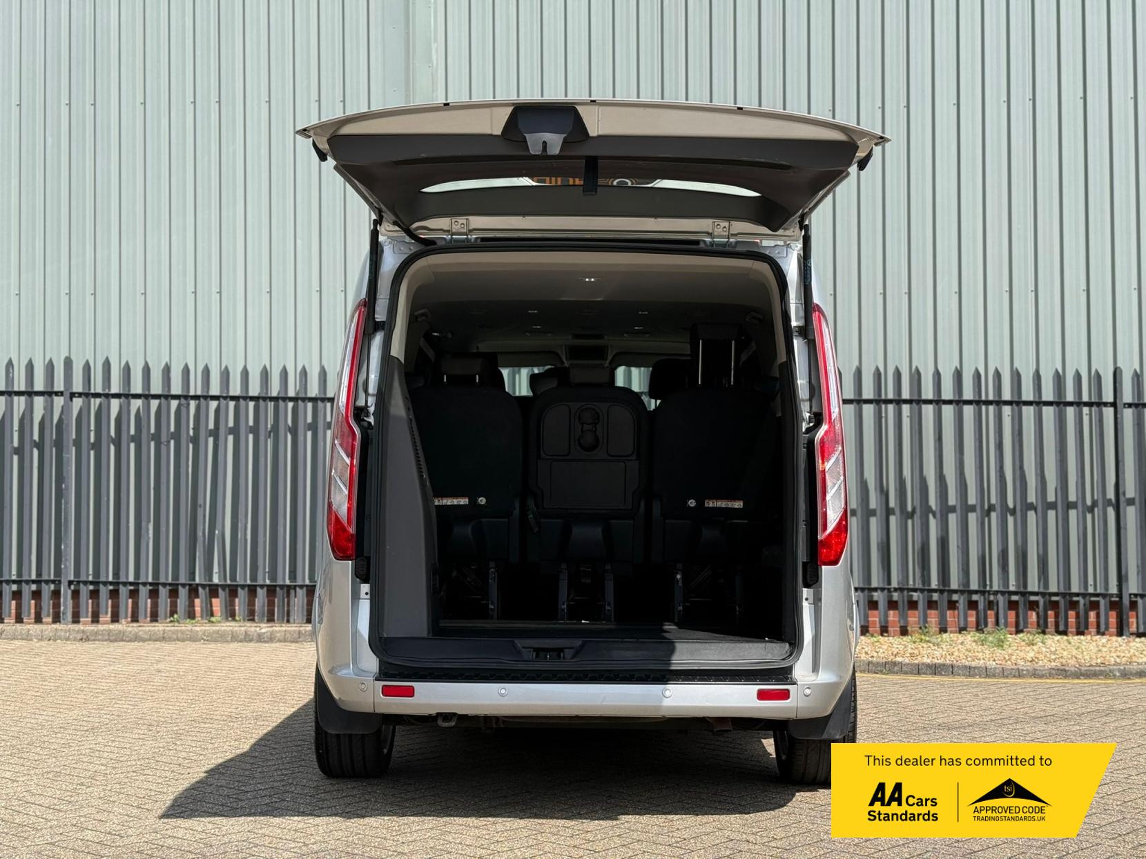 2020 Ford Tourneo Custom 2.0 320 EcoBlue Titanium Minibus Double Cab 5dr Diesel Auto L2 Euro 6 (s/s) (130 ps) - Thumbnail 16