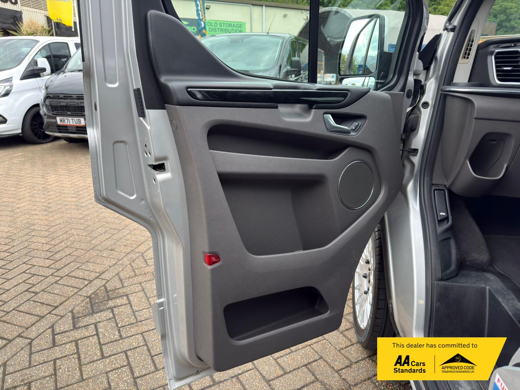 2020 Ford Tourneo Custom 2.0 320 EcoBlue Titanium Minibus Double Cab 5dr Diesel Auto L2 Euro 6 (s/s) (130 ps) - Thumbnail 44