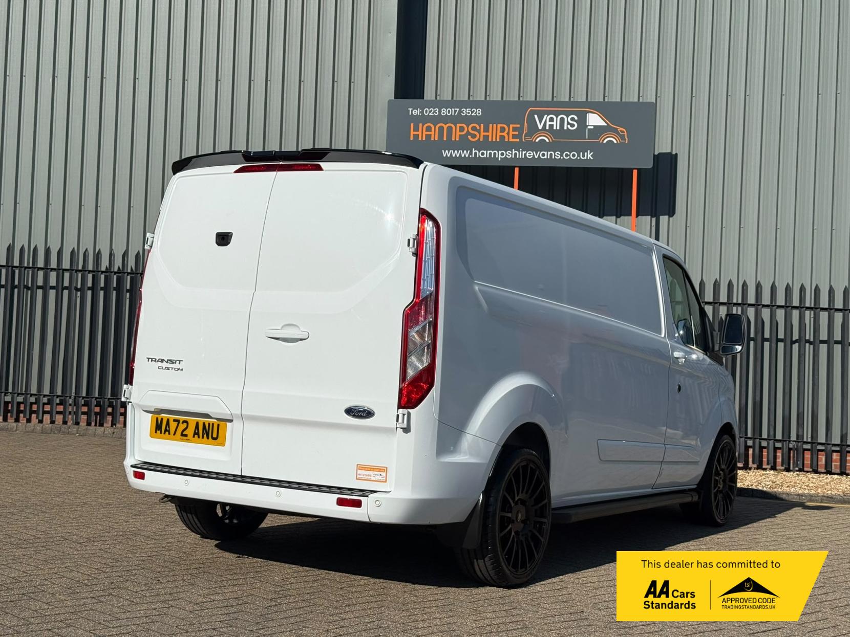 2022 Ford Transit Custom 2.0 300 EcoBlue Limited Panel Van 5dr Diesel Manual L2 H1 Euro 6 (s/s) (130 ps) - Thumbnail 3