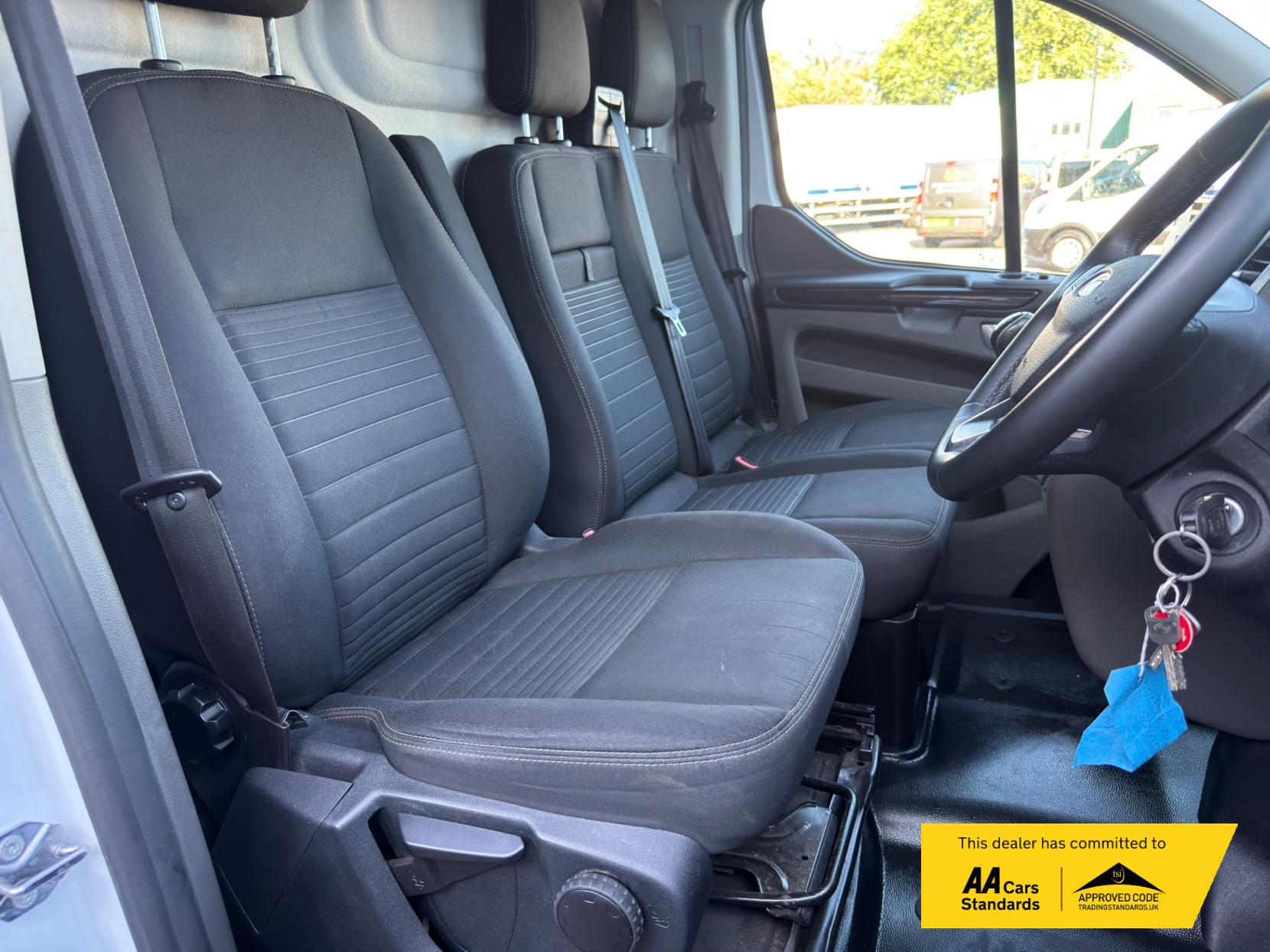 2022 Ford Transit Custom 2.0 300 EcoBlue Limited Panel Van 5dr Diesel Manual L2 H1 Euro 6 (s/s) (130 ps) - Thumbnail 23