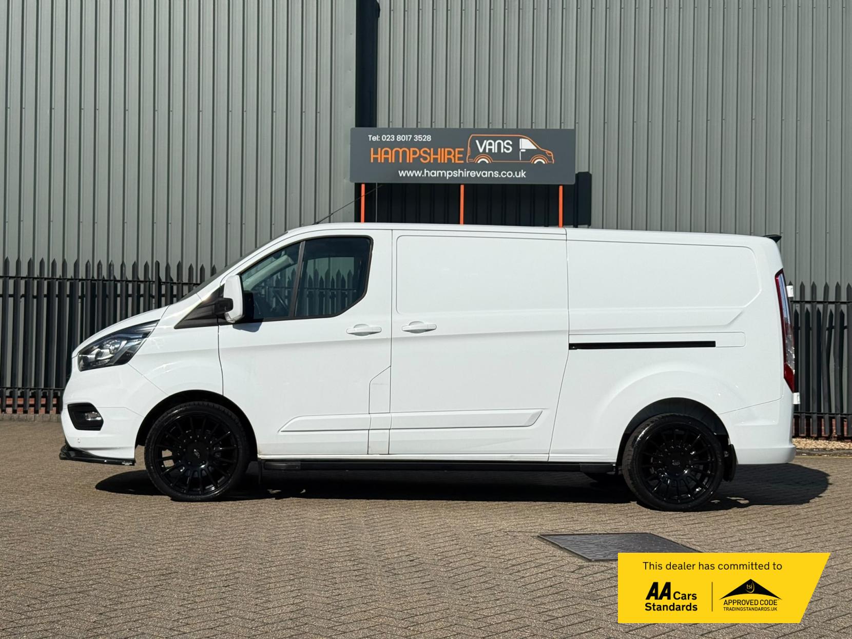 2022 Ford Transit Custom 2.0 300 EcoBlue Limited Panel Van 5dr Diesel Manual L2 H1 Euro 6 (s/s) (130 ps) - Thumbnail 5