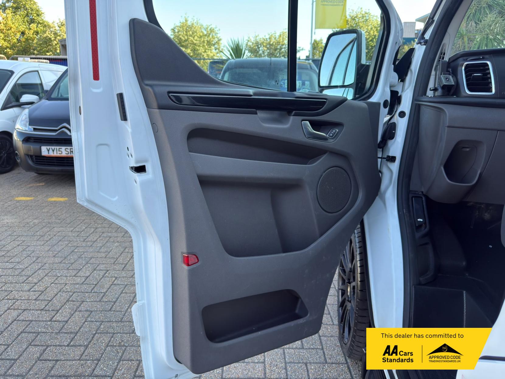 2022 Ford Transit Custom 2.0 300 EcoBlue Limited Panel Van 5dr Diesel Manual L2 H1 Euro 6 (s/s) (130 ps) - Thumbnail 27