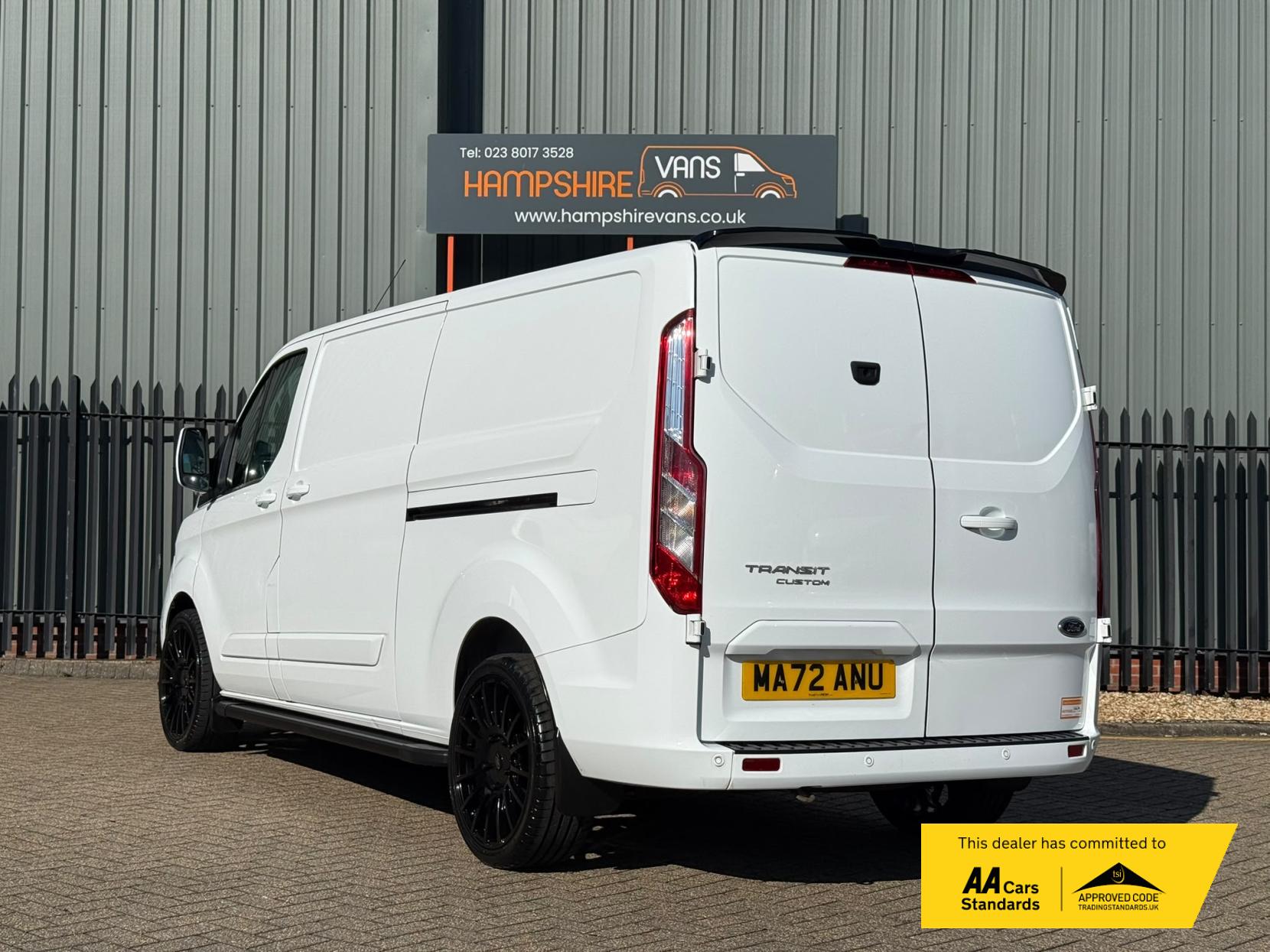 2022 Ford Transit Custom 2.0 300 EcoBlue Limited Panel Van 5dr Diesel Manual L2 H1 Euro 6 (s/s) (130 ps) - Thumbnail 4