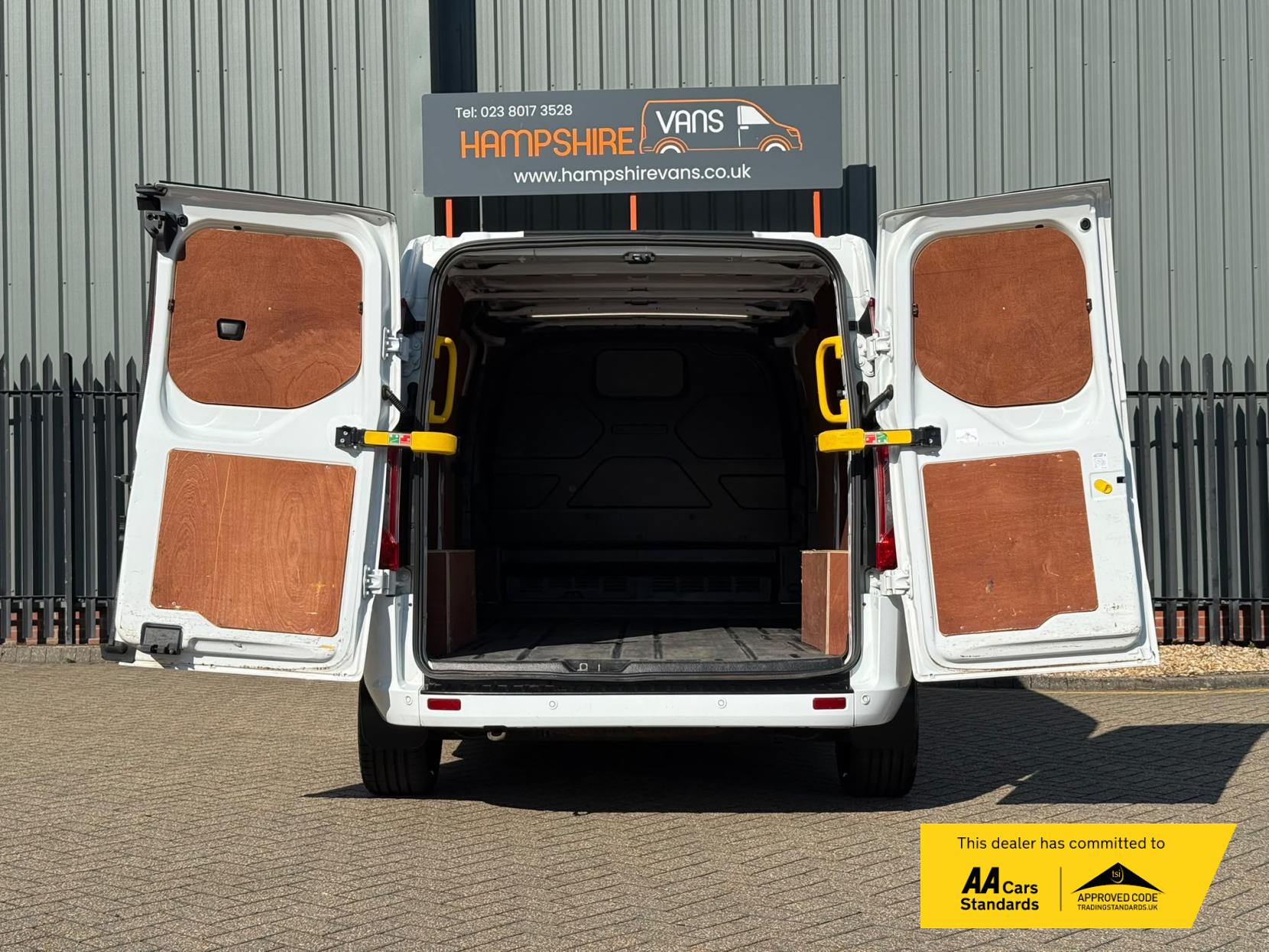 2022 Ford Transit Custom 2.0 300 EcoBlue Limited Panel Van 5dr Diesel Manual L2 H1 Euro 6 (s/s) (130 ps) - Thumbnail 16