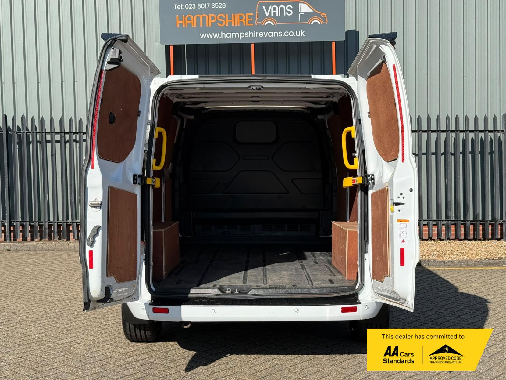 2022 Ford Transit Custom 2.0 300 EcoBlue Limited Panel Van 5dr Diesel Manual L2 H1 Euro 6 (s/s) (130 ps) - Thumbnail 15
