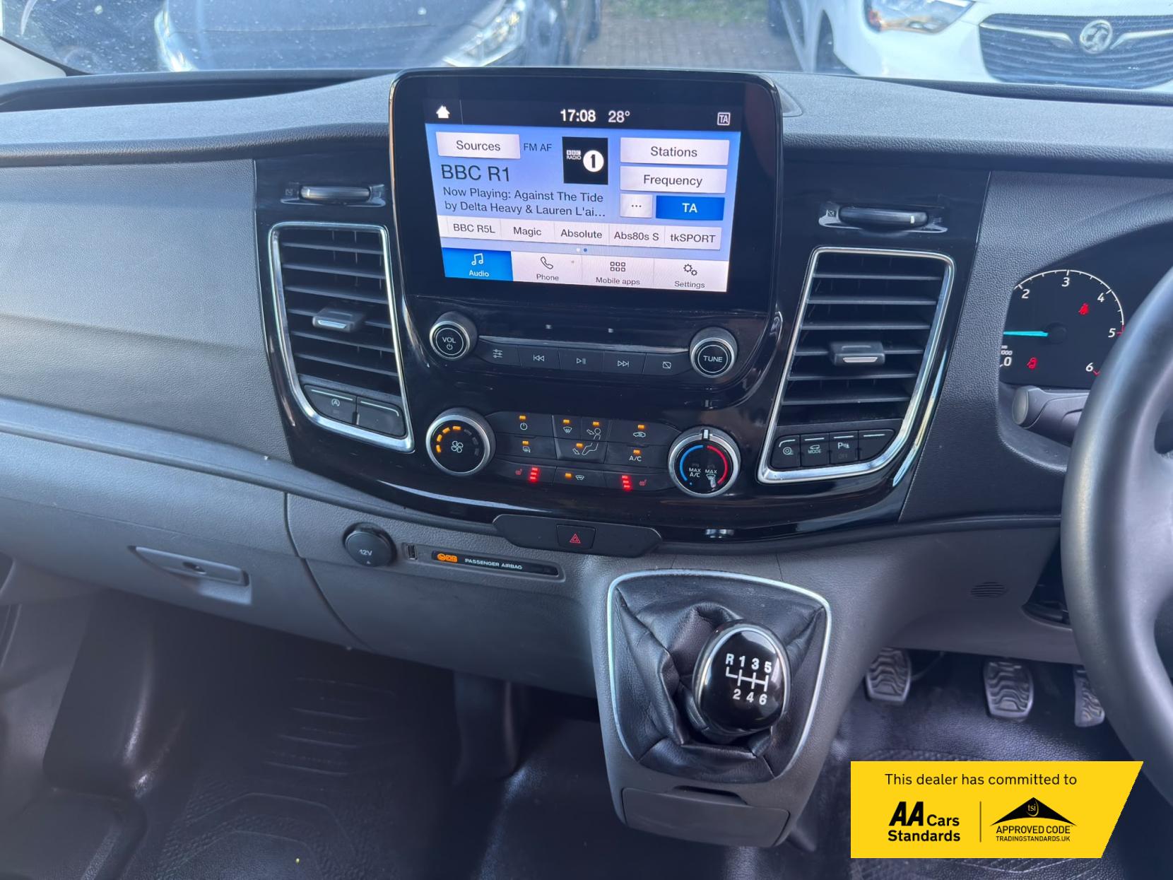 2022 Ford Transit Custom 2.0 300 EcoBlue Limited Panel Van 5dr Diesel Manual L2 H1 Euro 6 (s/s) (130 ps) - Thumbnail 31