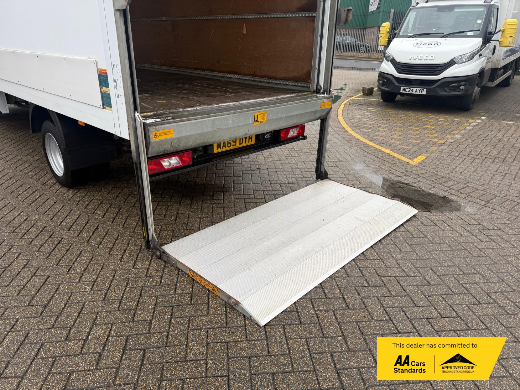 Ford Transit 2.0 350 EcoBlue Leader Luton 3dr Diesel Manual RWD L4 Euro 6 (s/s) (130 ps)