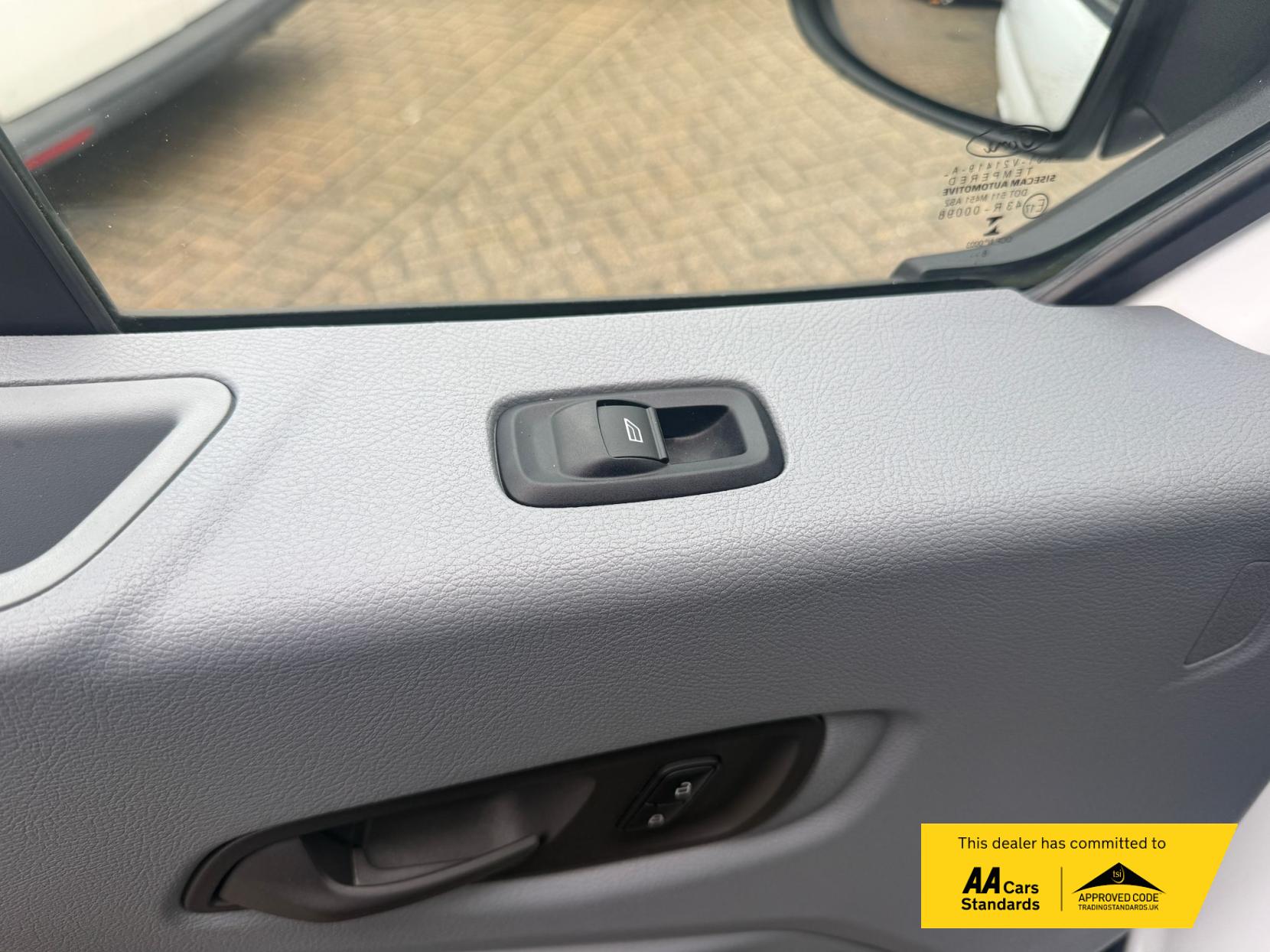 Ford Transit 2.0 350 EcoBlue Leader Luton 3dr Diesel Manual RWD L4 Euro 6 (s/s) (130 ps)