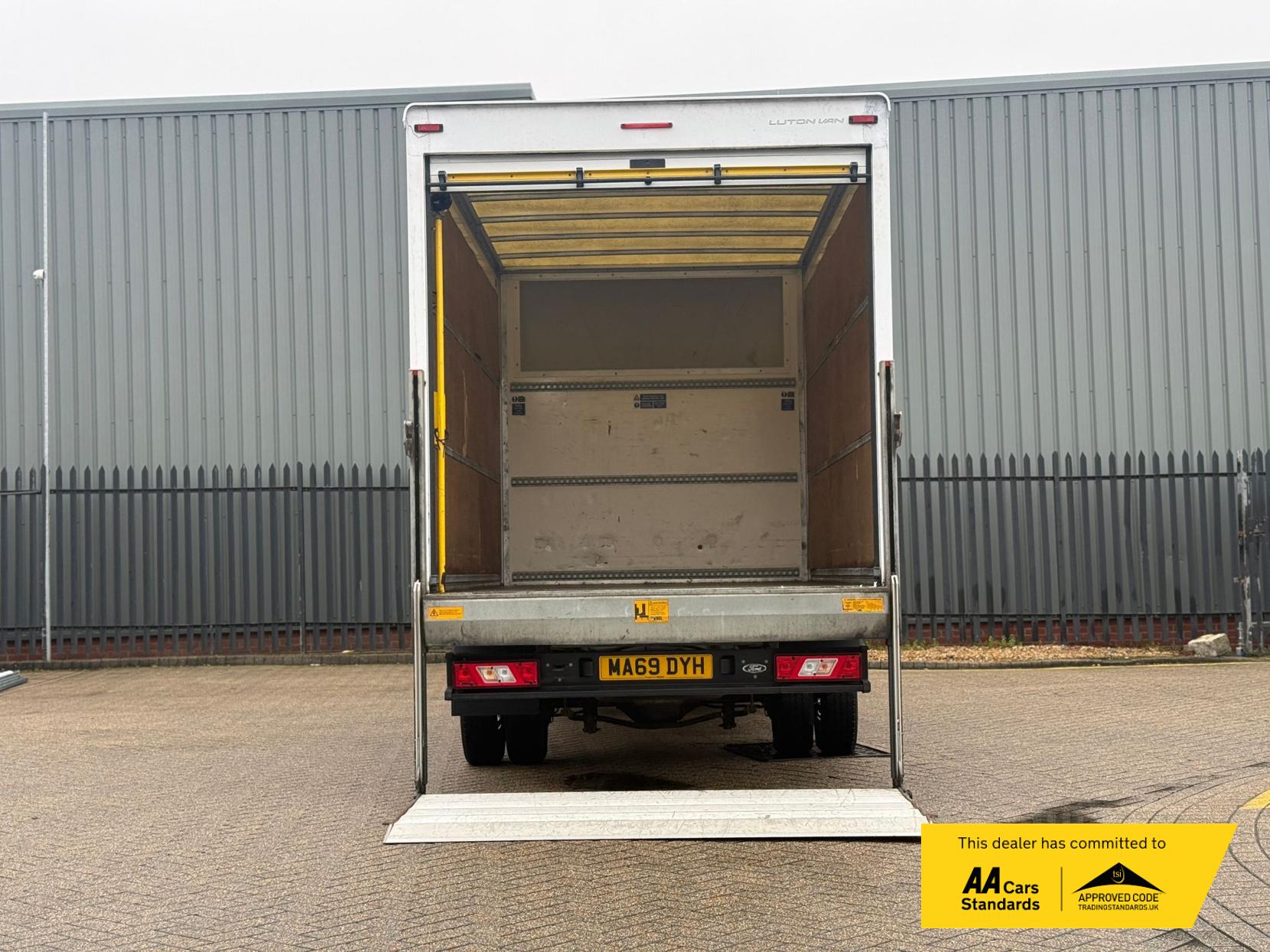 Ford Transit 2.0 350 EcoBlue Leader Luton 3dr Diesel Manual RWD L4 Euro 6 (s/s) (130 ps)