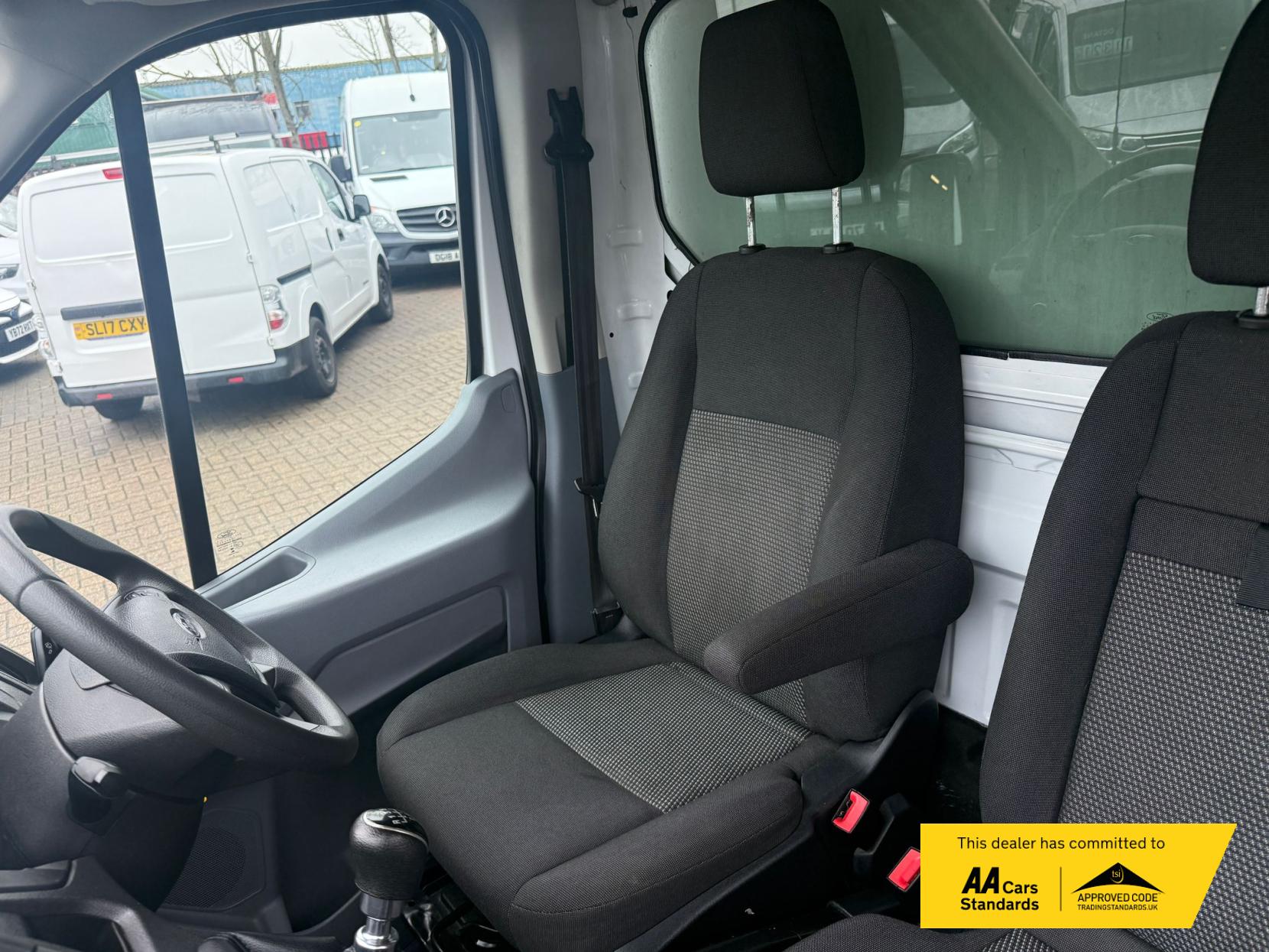 Ford Transit 2.0 350 EcoBlue Leader Luton 3dr Diesel Manual RWD L4 Euro 6 (s/s) (130 ps)