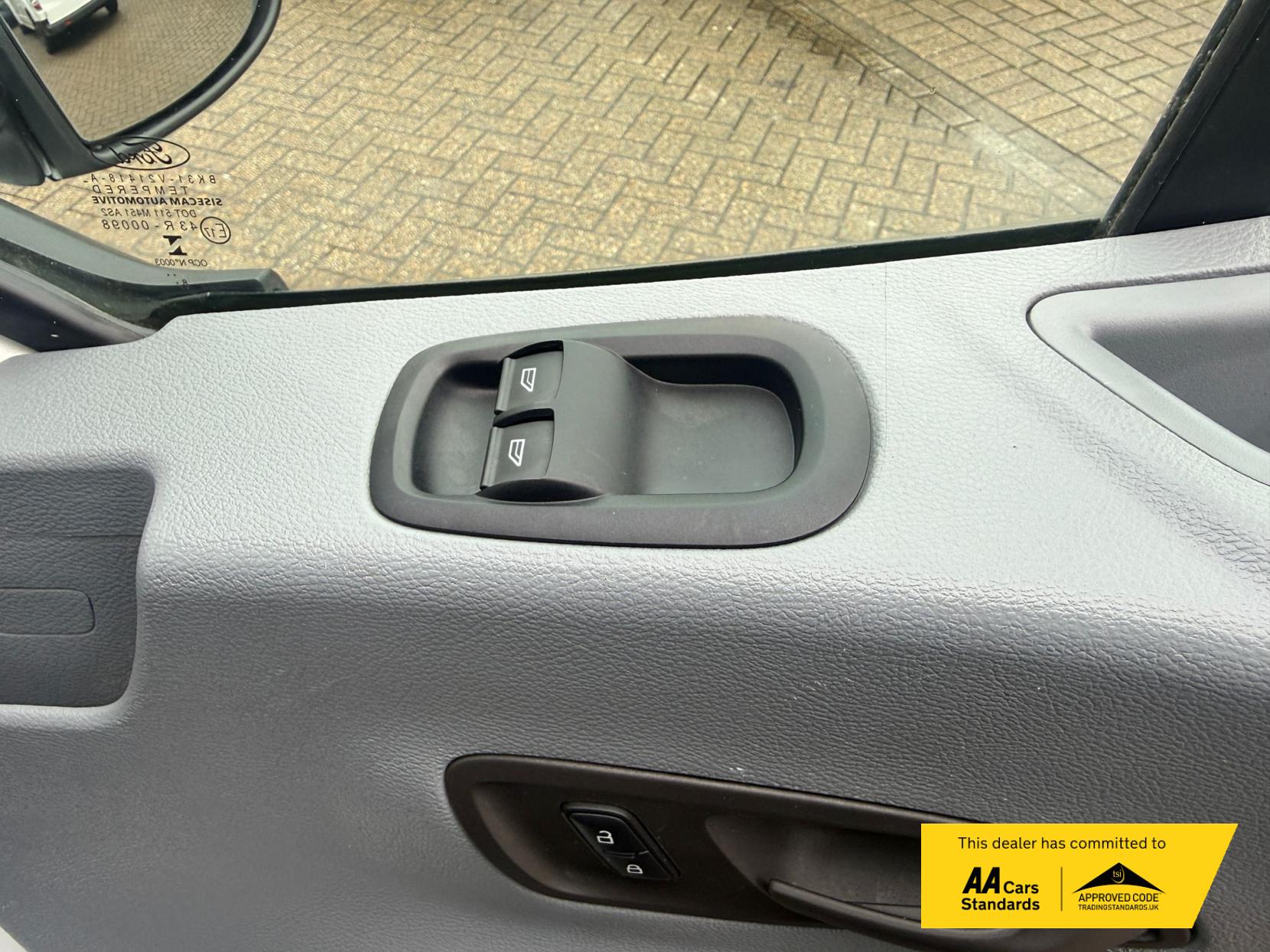 Ford Transit 2.0 350 EcoBlue Leader Luton 3dr Diesel Manual RWD L4 Euro 6 (s/s) (130 ps)