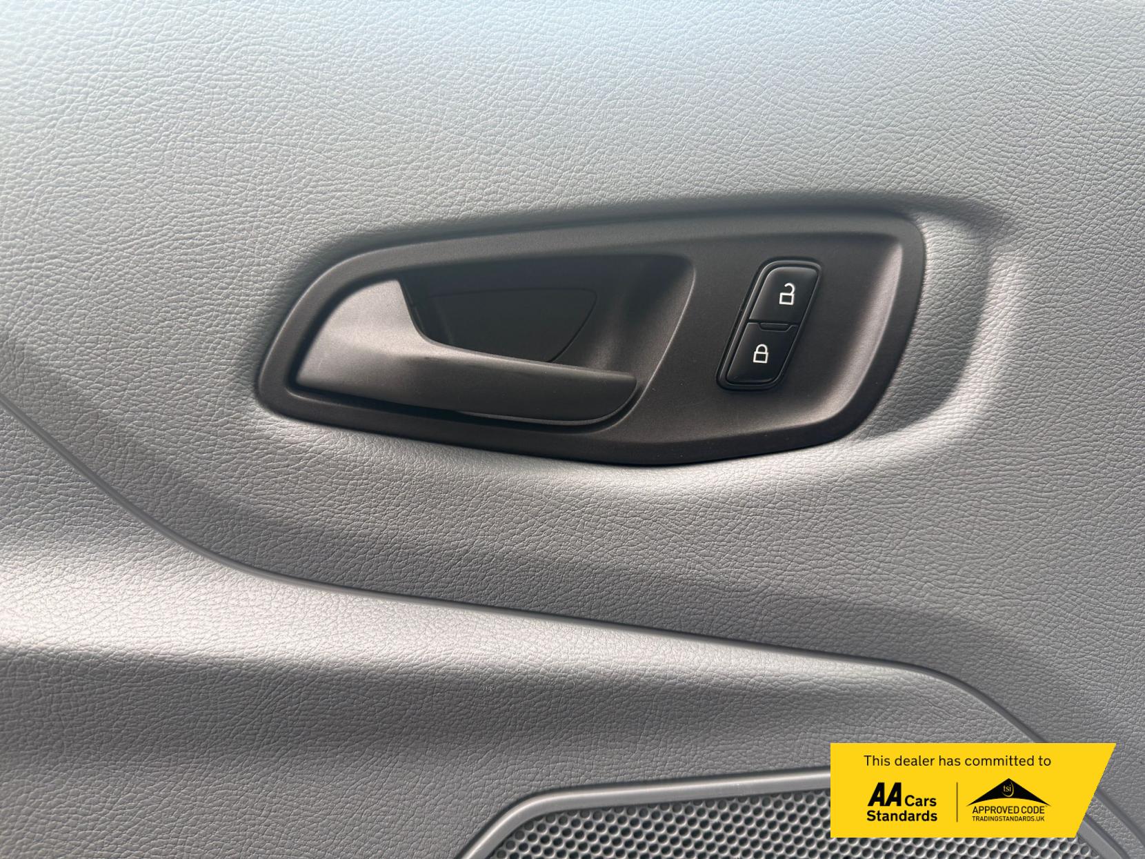 Ford Transit 2.0 350 EcoBlue Leader Luton 3dr Diesel Manual RWD L4 Euro 6 (s/s) (130 ps)