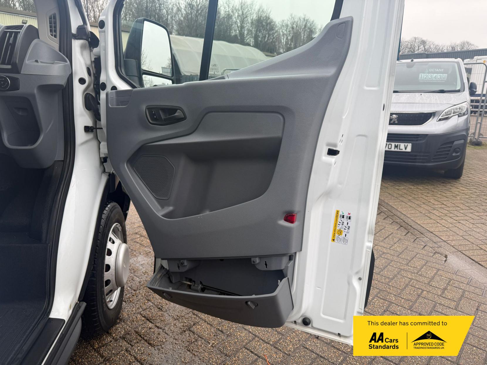 Ford Transit 2.0 350 EcoBlue Leader Luton 3dr Diesel Manual RWD L4 Euro 6 (s/s) (130 ps)