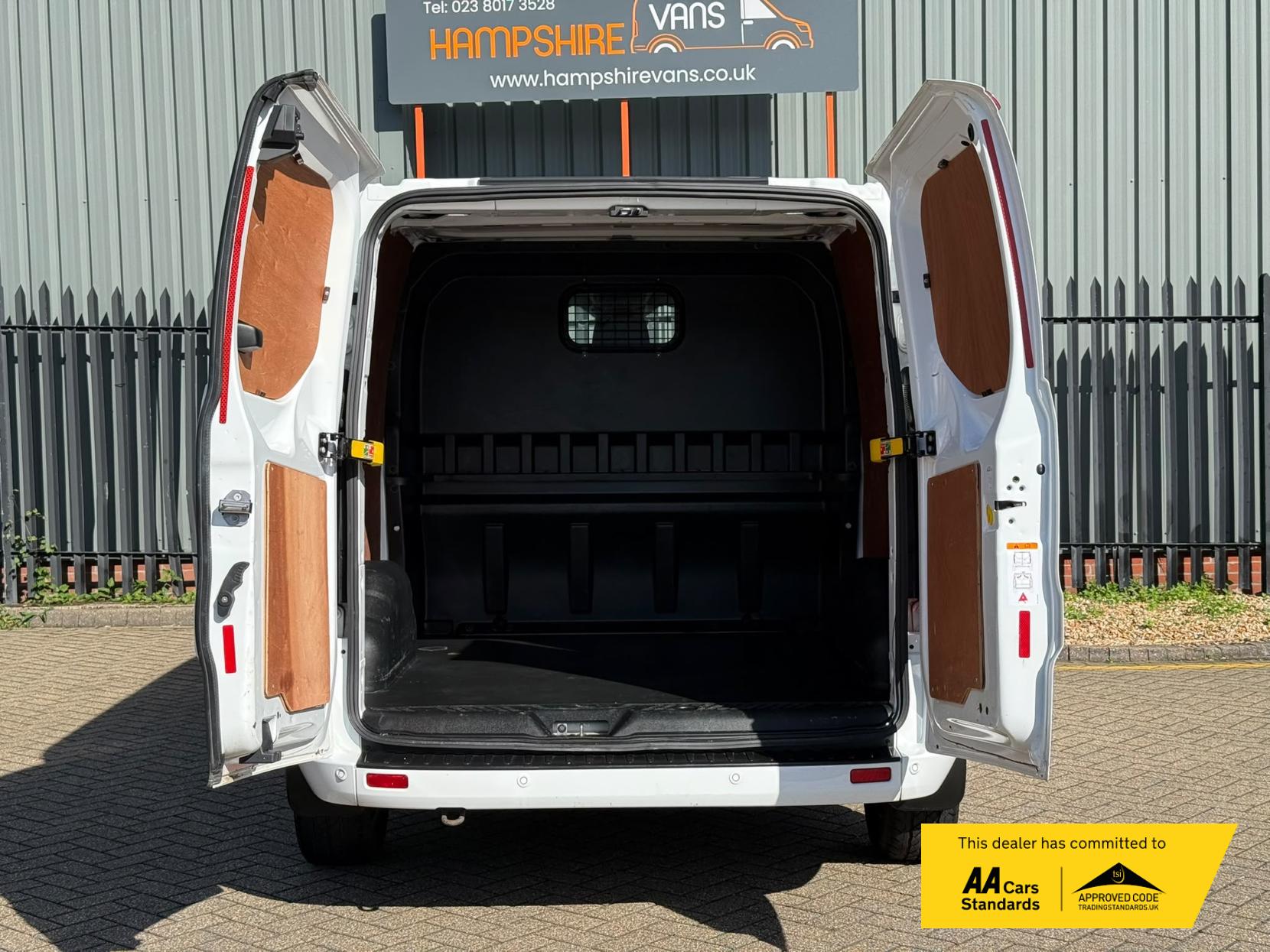 2022 Ford Transit Custom 2.0 300 EcoBlue Limited Crew Van Double Cab 5dr Diesel Manual L2 H1 Euro 6 (s/s) (130 ps) - Thumbnail 10