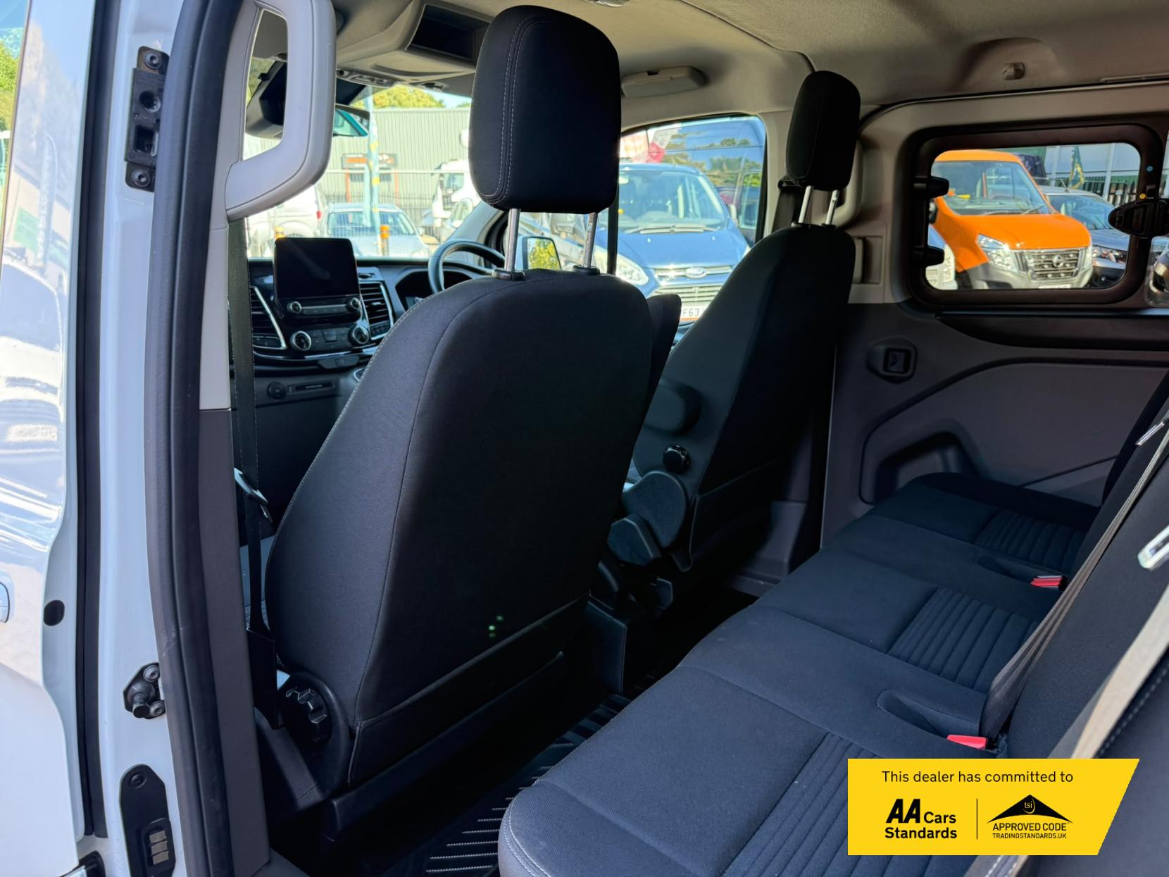 2022 Ford Transit Custom 2.0 300 EcoBlue Limited Crew Van Double Cab 5dr Diesel Manual L2 H1 Euro 6 (s/s) (130 ps) - Thumbnail 22