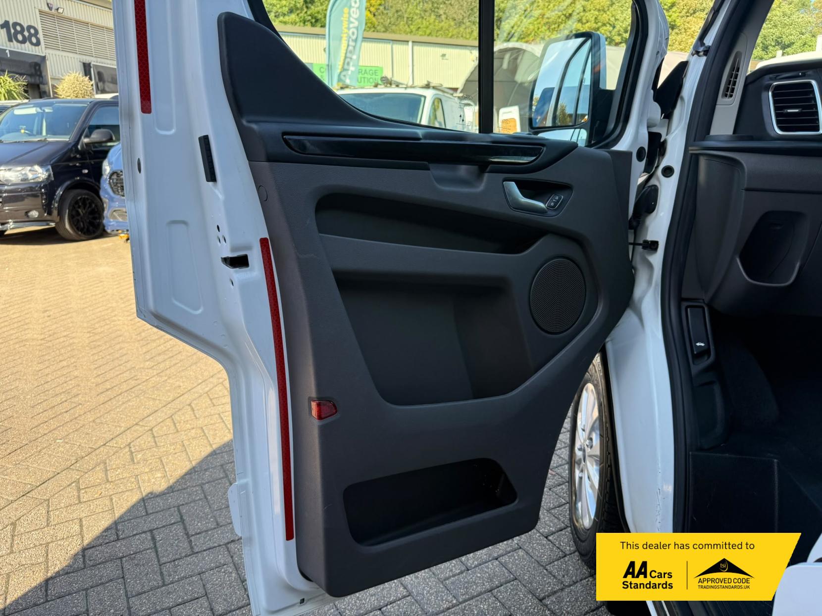 2022 Ford Transit Custom 2.0 300 EcoBlue Limited Crew Van Double Cab 5dr Diesel Manual L2 H1 Euro 6 (s/s) (130 ps) - Thumbnail 26