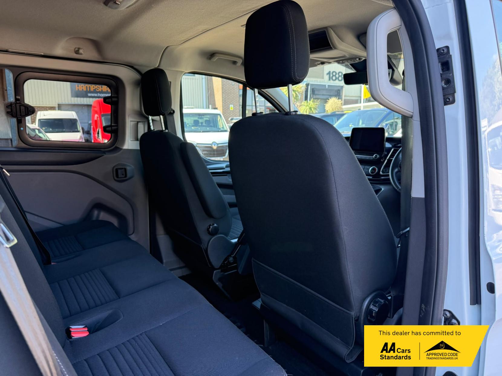 2022 Ford Transit Custom 2.0 300 EcoBlue Limited Crew Van Double Cab 5dr Diesel Manual L2 H1 Euro 6 (s/s) (130 ps) - Thumbnail 24