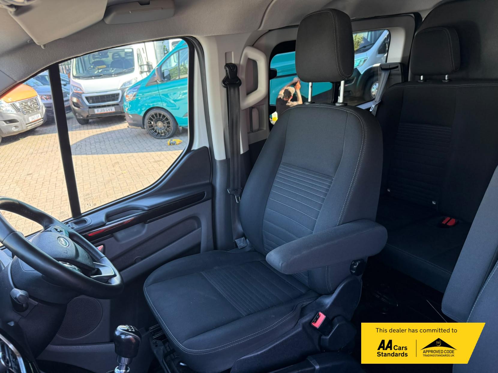 2022 Ford Transit Custom 2.0 300 EcoBlue Limited Crew Van Double Cab 5dr Diesel Manual L2 H1 Euro 6 (s/s) (130 ps) - Thumbnail 17