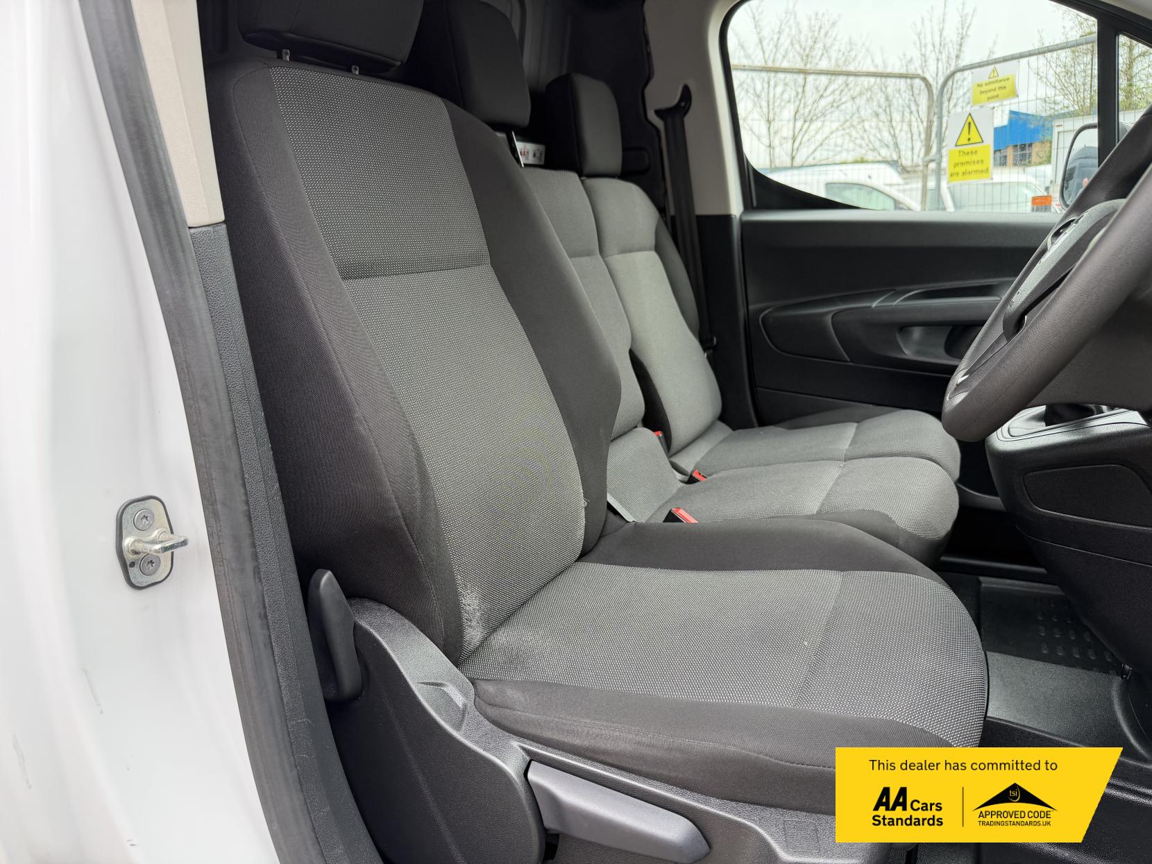 2023 Vauxhall Combo 1.5 Turbo D 2300 Pro Panel Van 5dr Diesel Manual L1 H1 Euro 6 (s/s) (100 ps) - Thumbnail 13
