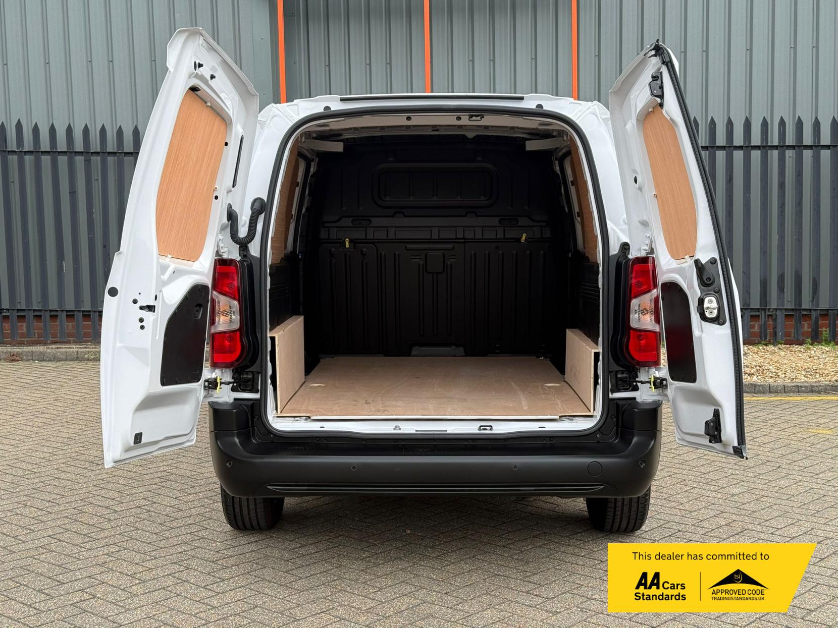 2024 Peugeot Partner 1.5 BlueHDi 950 Professional Long Panel Van 6dr Diesel Manual LWB Euro 6 (s/s) (100 ps) - Thumbnail 31