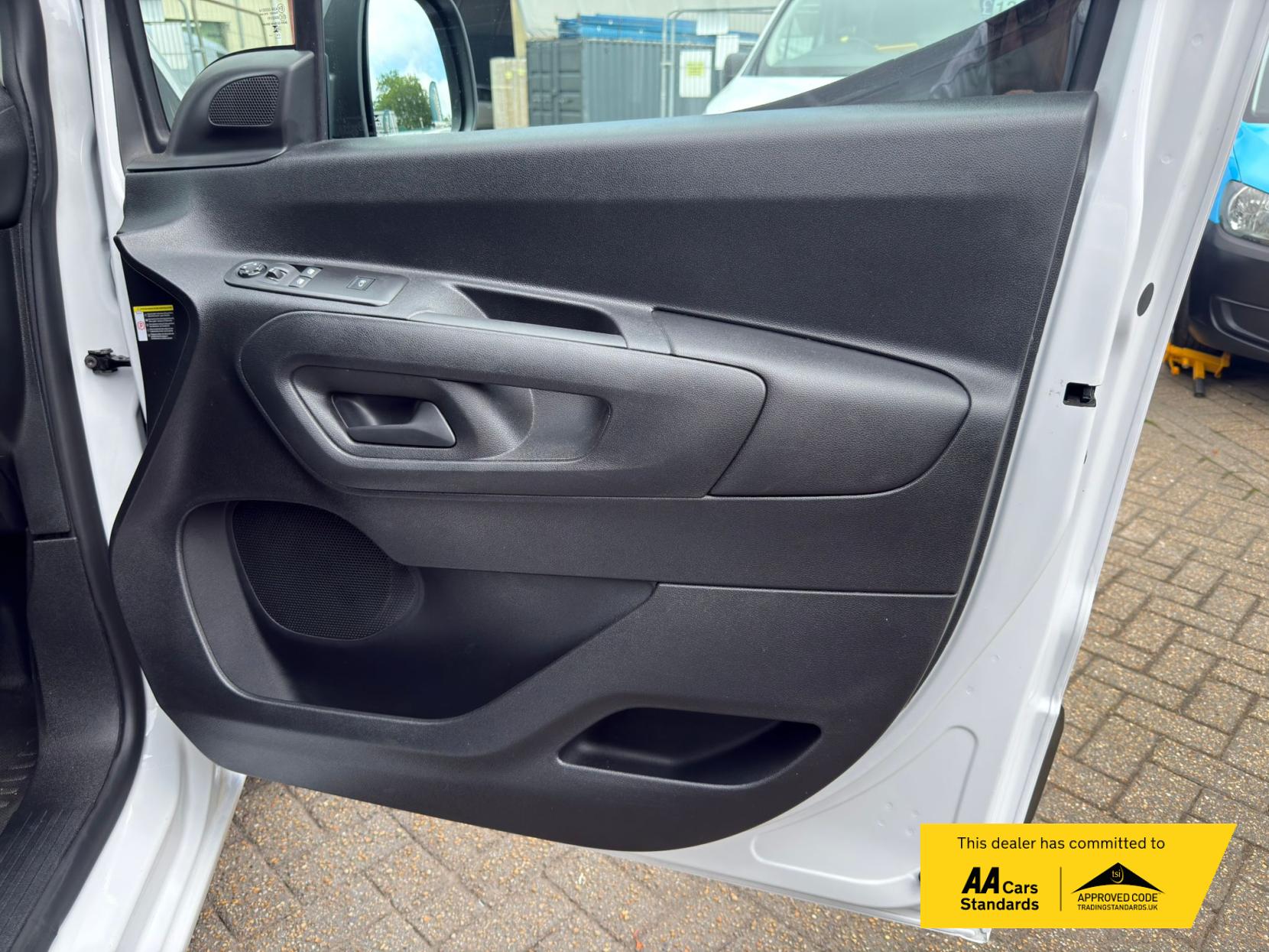 2024 Peugeot Partner 1.5 BlueHDi 950 Professional Long Panel Van 6dr Diesel Manual LWB Euro 6 (s/s) (100 ps) - Thumbnail 37