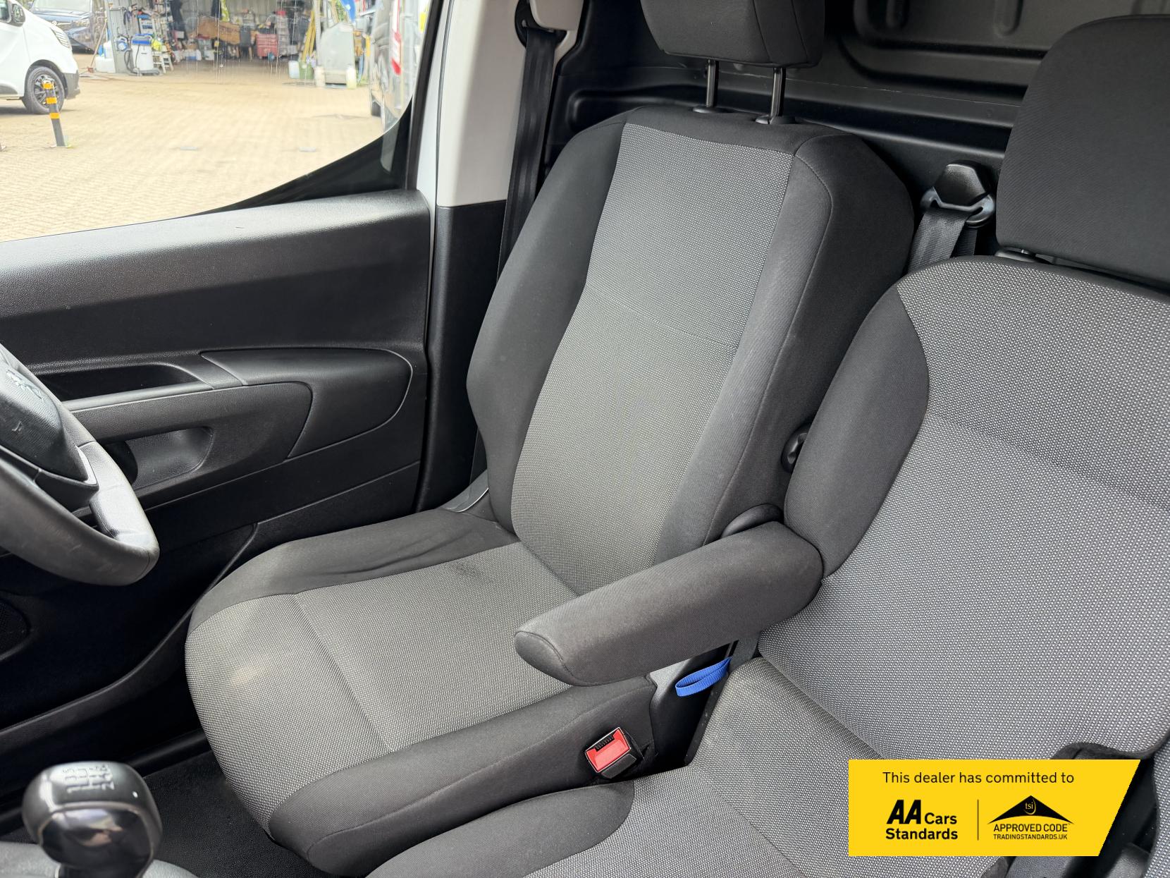 2019 Peugeot Partner 1.5 BlueHDi 1000 Professional Standard Panel Van 5dr Diesel Manual SWB Euro 6 (100 bhp) - Thumbnail 12