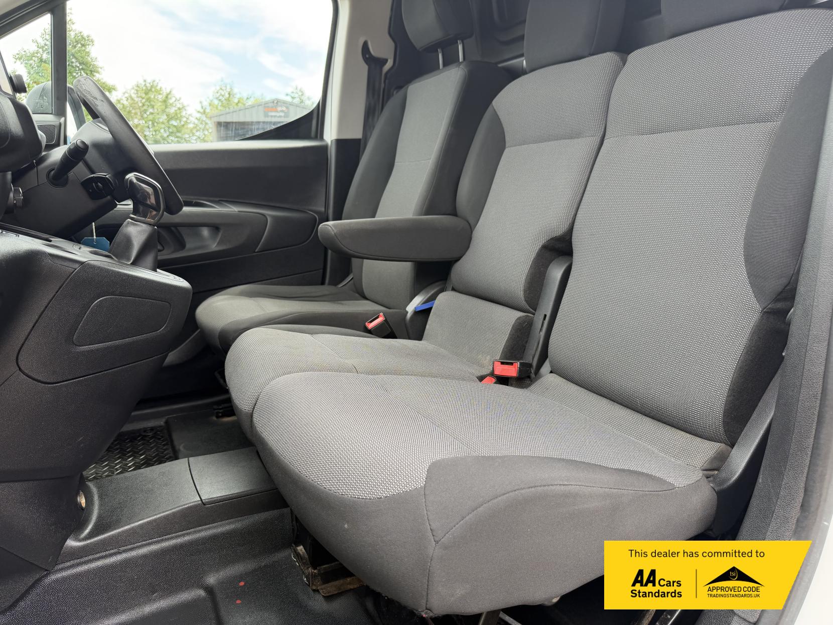 2019 Peugeot Partner 1.5 BlueHDi 1000 Professional Standard Panel Van 5dr Diesel Manual SWB Euro 6 (100 bhp) - Thumbnail 15