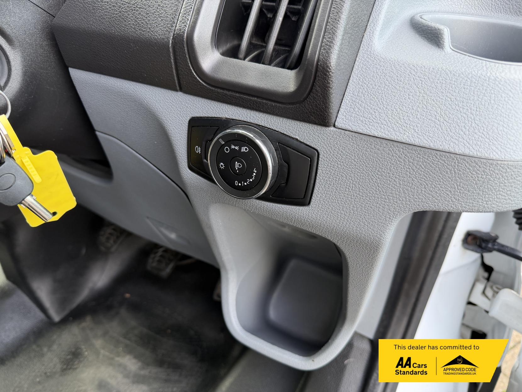 Ford Transit 2.0 350 EcoBlue Leader Luton 3dr Diesel Manual RWD L4 Euro 6 (s/s) (130 ps)