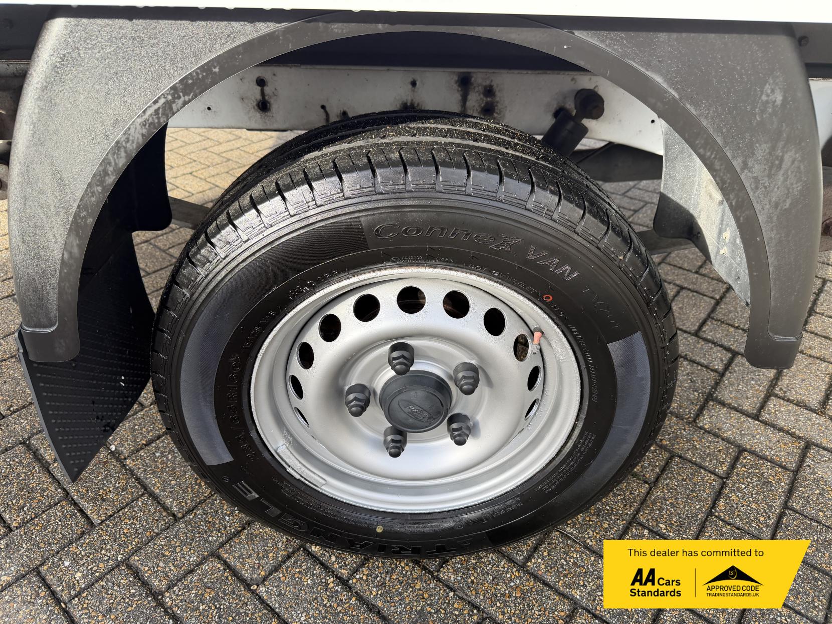 Ford Transit 2.0 350 EcoBlue Leader Luton 3dr Diesel Manual RWD L4 Euro 6 (s/s) (130 ps)