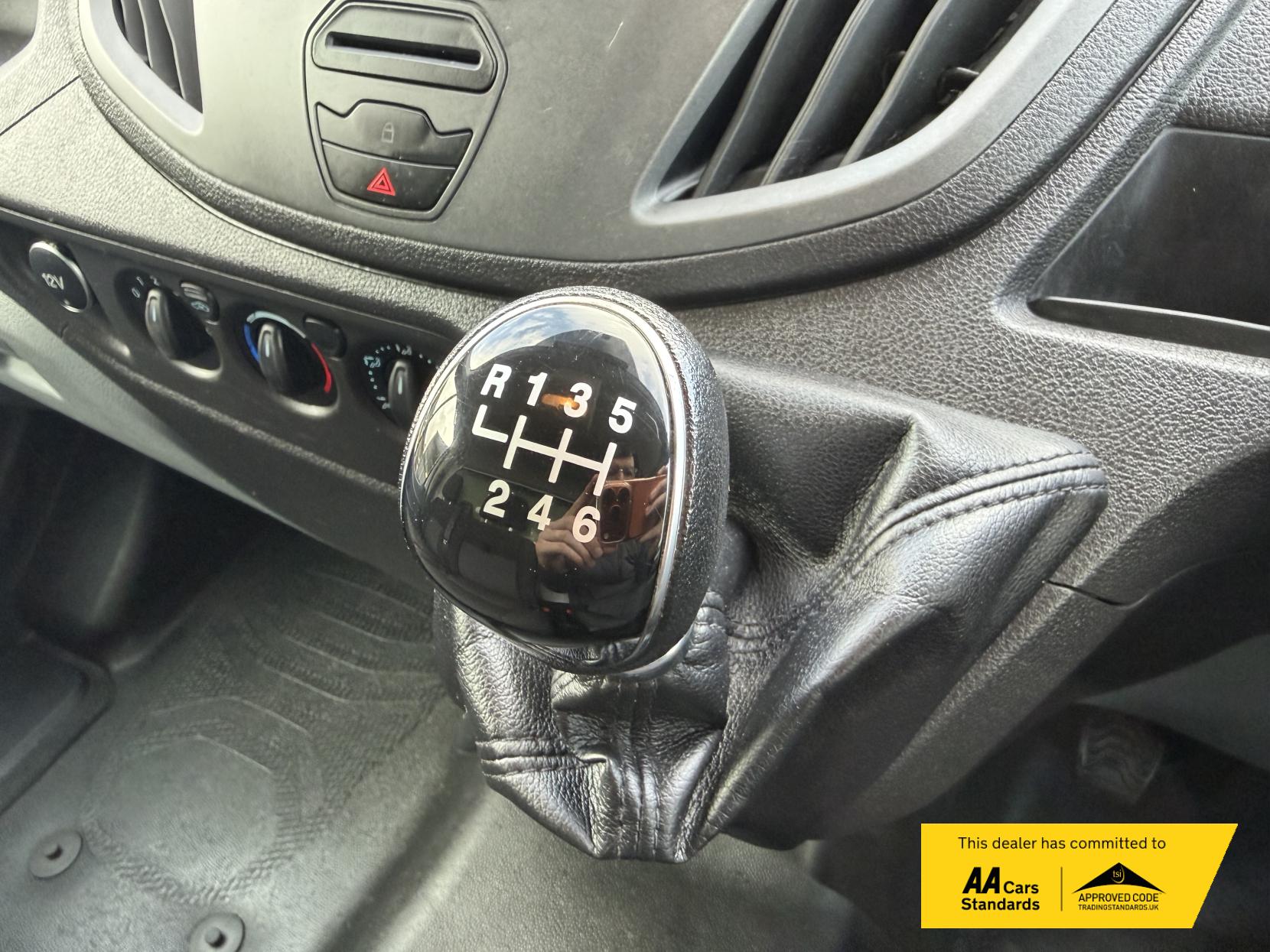 Ford Transit 2.0 350 EcoBlue Leader Luton 3dr Diesel Manual RWD L4 Euro 6 (s/s) (130 ps)