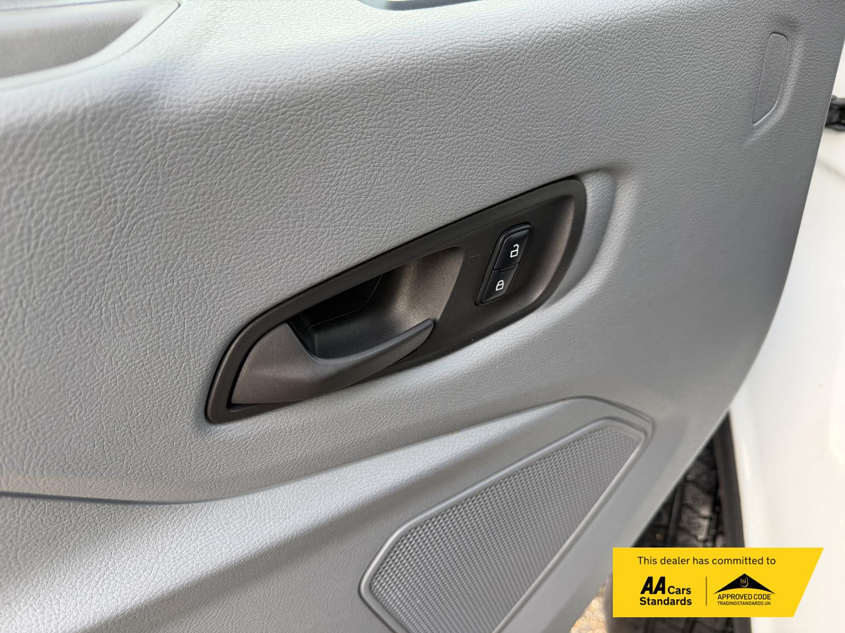 Ford Transit 2.0 350 EcoBlue Leader Luton 3dr Diesel Manual RWD L4 Euro 6 (s/s) (130 ps)