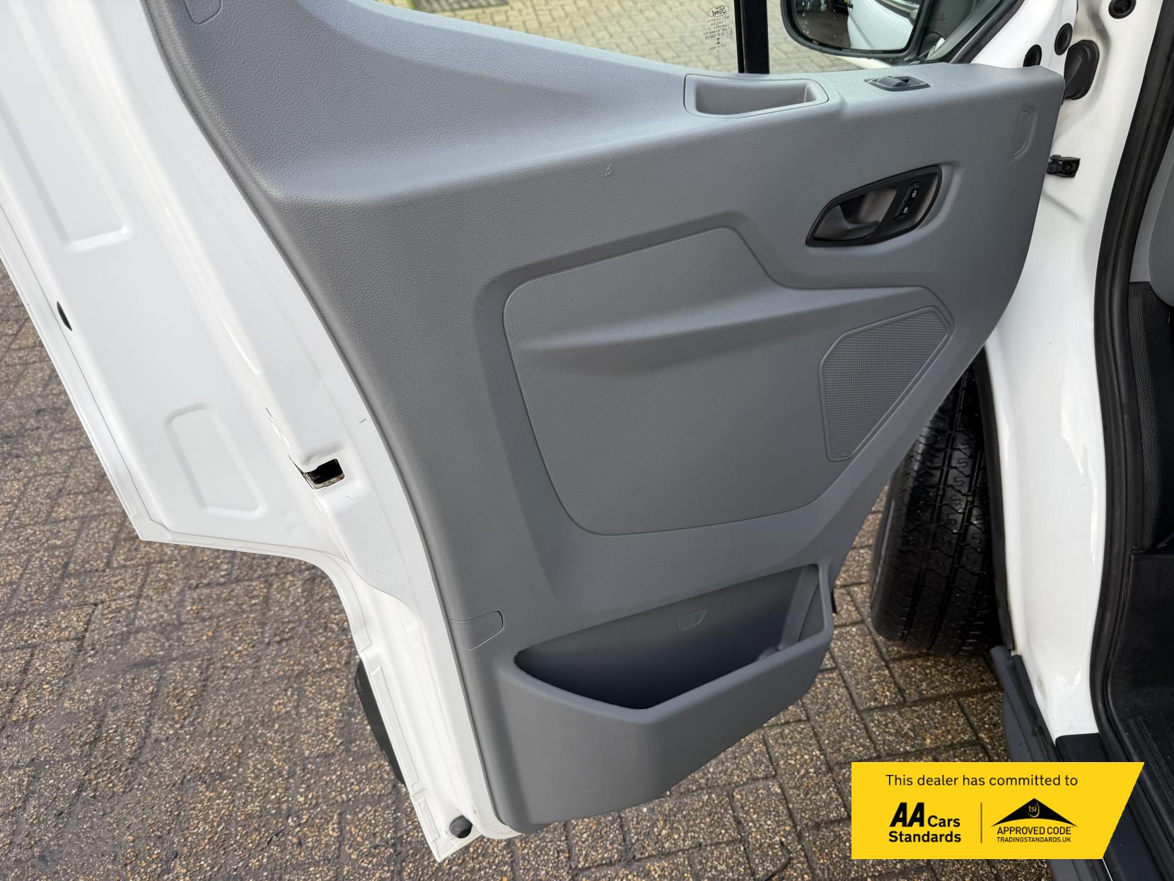 Ford Transit 2.0 350 EcoBlue Leader Luton 3dr Diesel Manual RWD L4 Euro 6 (s/s) (130 ps)