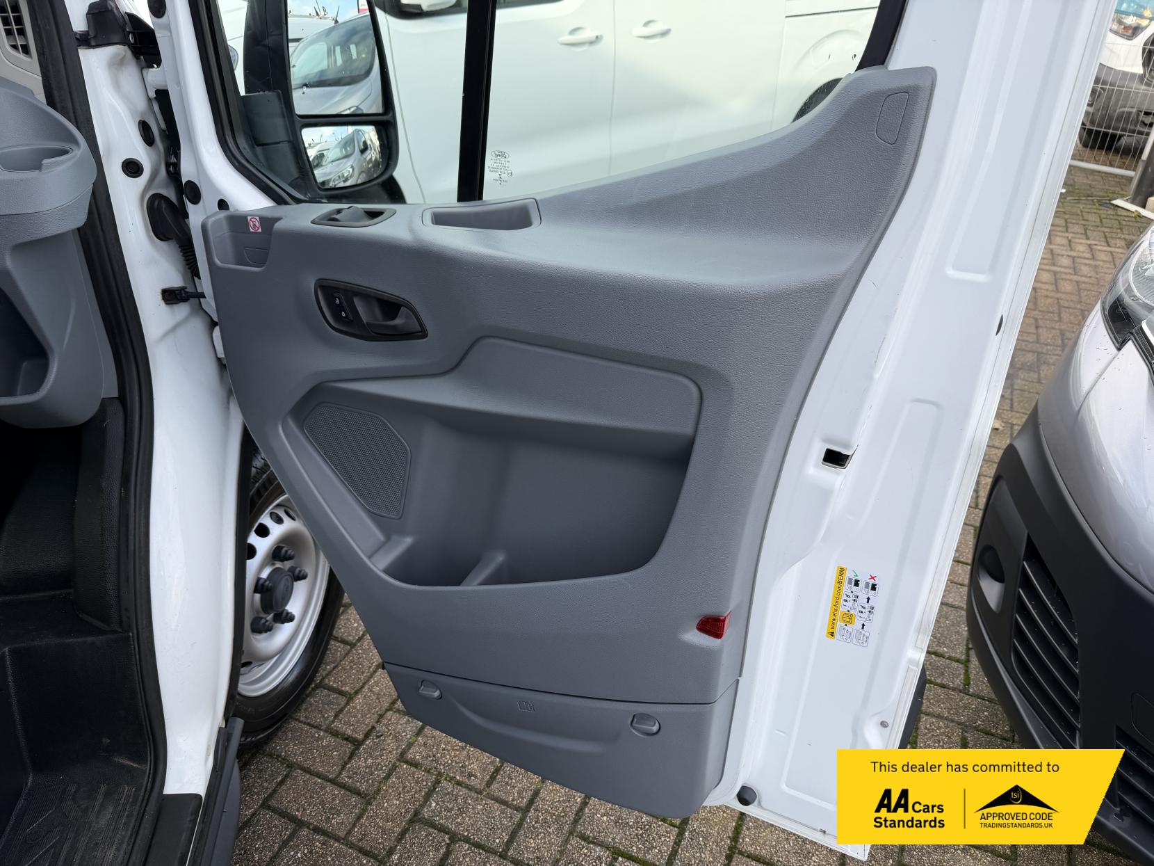 Ford Transit 2.0 350 EcoBlue Leader Luton 3dr Diesel Manual RWD L4 Euro 6 (s/s) (130 ps)