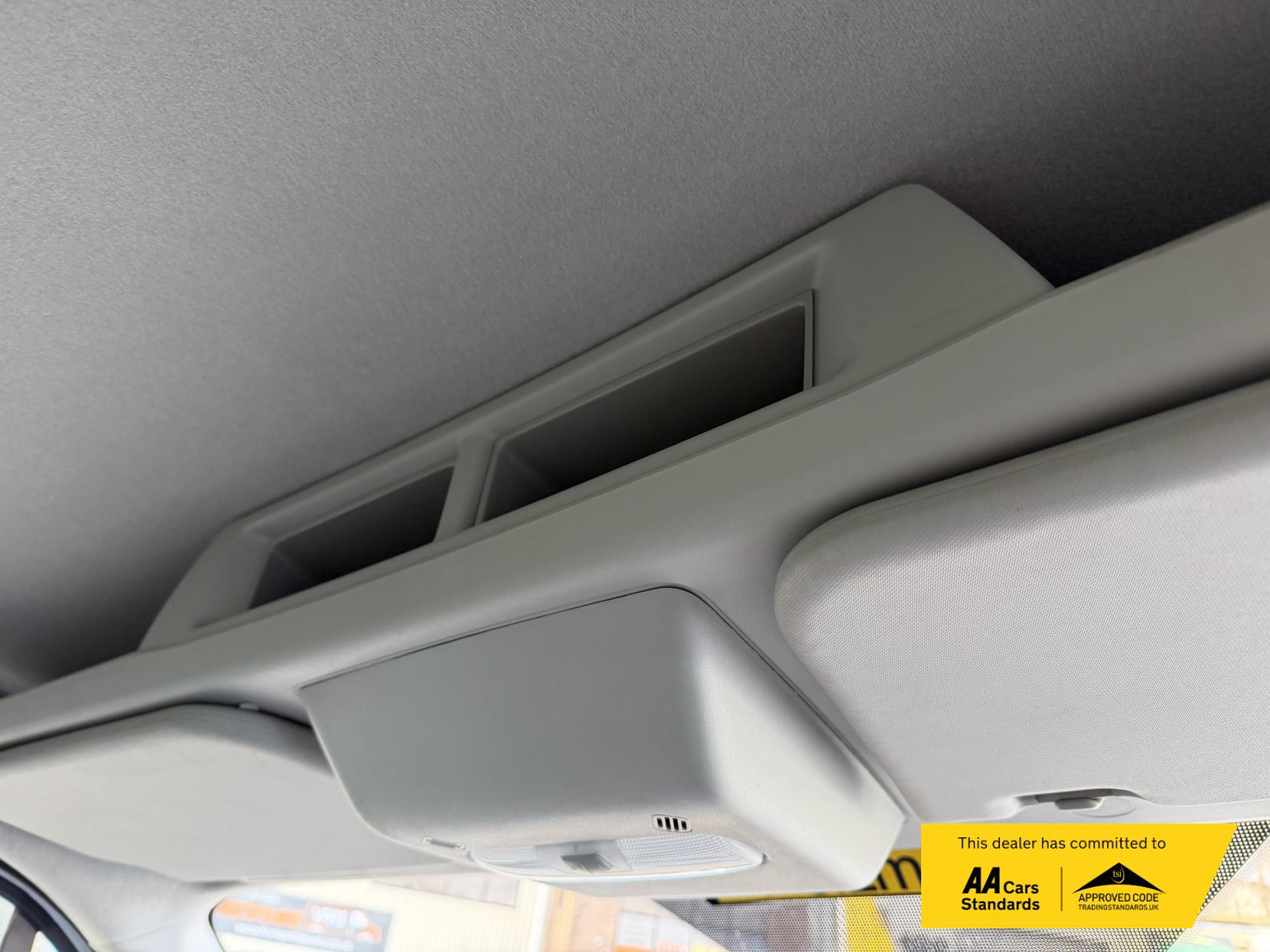 Ford Transit 2.0 350 EcoBlue Leader Luton 3dr Diesel Manual RWD L4 Euro 6 (s/s) (130 ps)