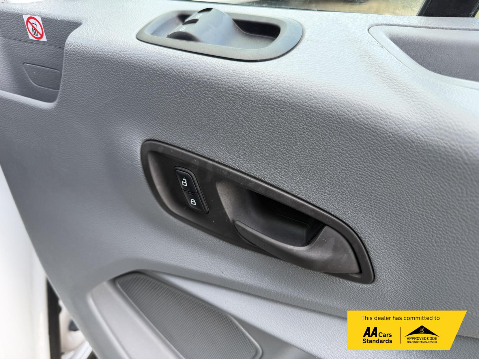 Ford Transit 2.0 350 EcoBlue Leader Luton 3dr Diesel Manual RWD L4 Euro 6 (s/s) (130 ps)