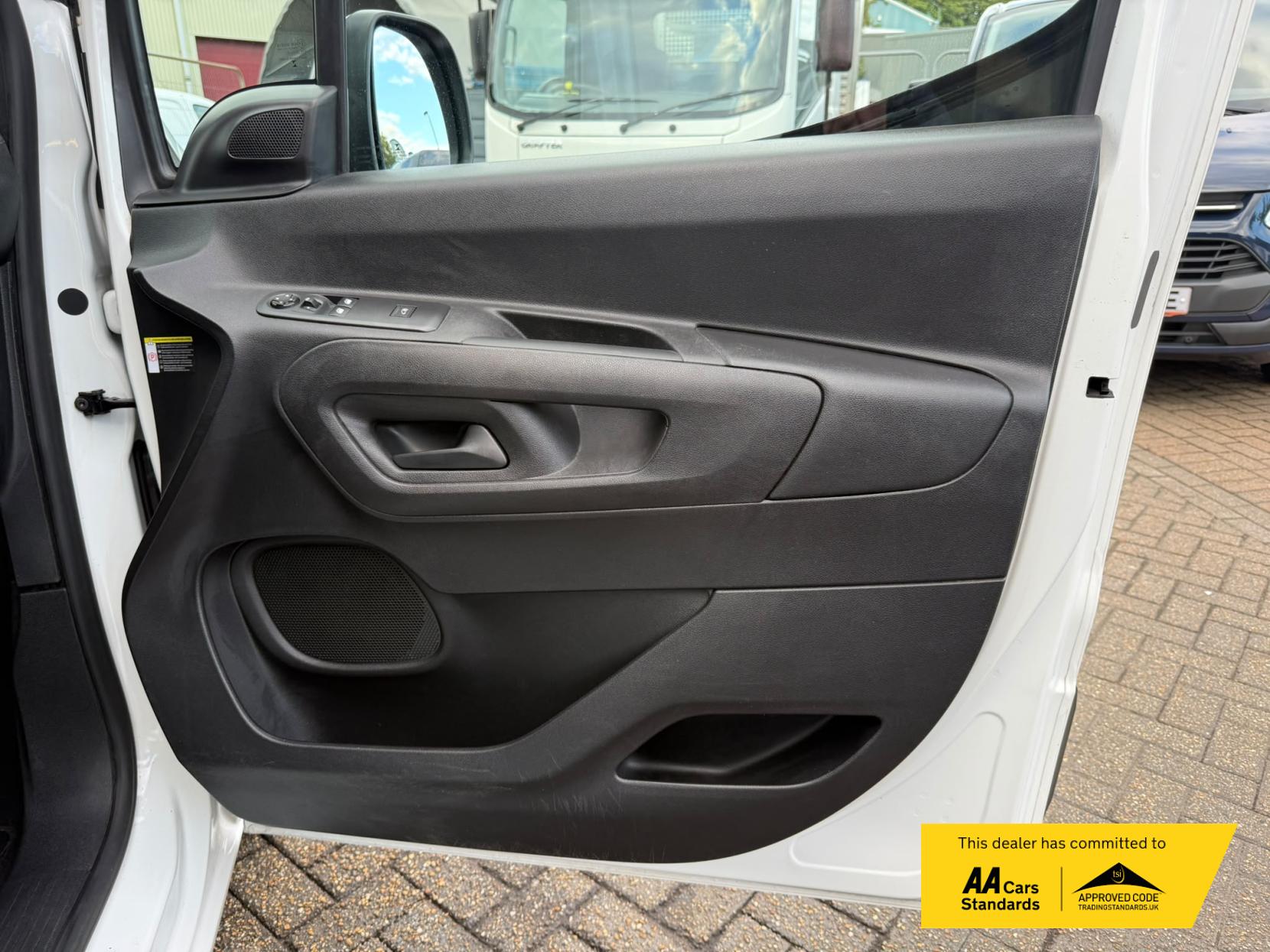 2022 Vauxhall Combo 1.5 Turbo D 2300 Sportive Panel Van 5dr Diesel Manual L1 H1 Euro 6 (100 ps) - Thumbnail 17