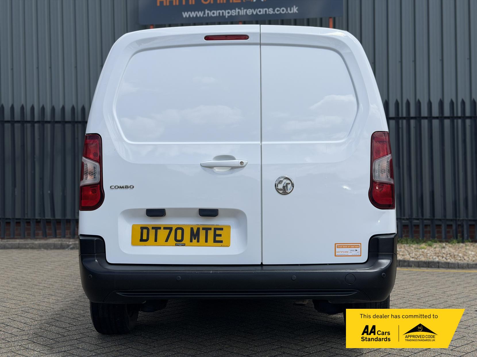 2021 Vauxhall Combo 1.5 Turbo D 2300 Edition Panel Van 4dr Diesel Auto L2 H1 Euro 6 (s/s) (130 ps) - Thumbnail 17