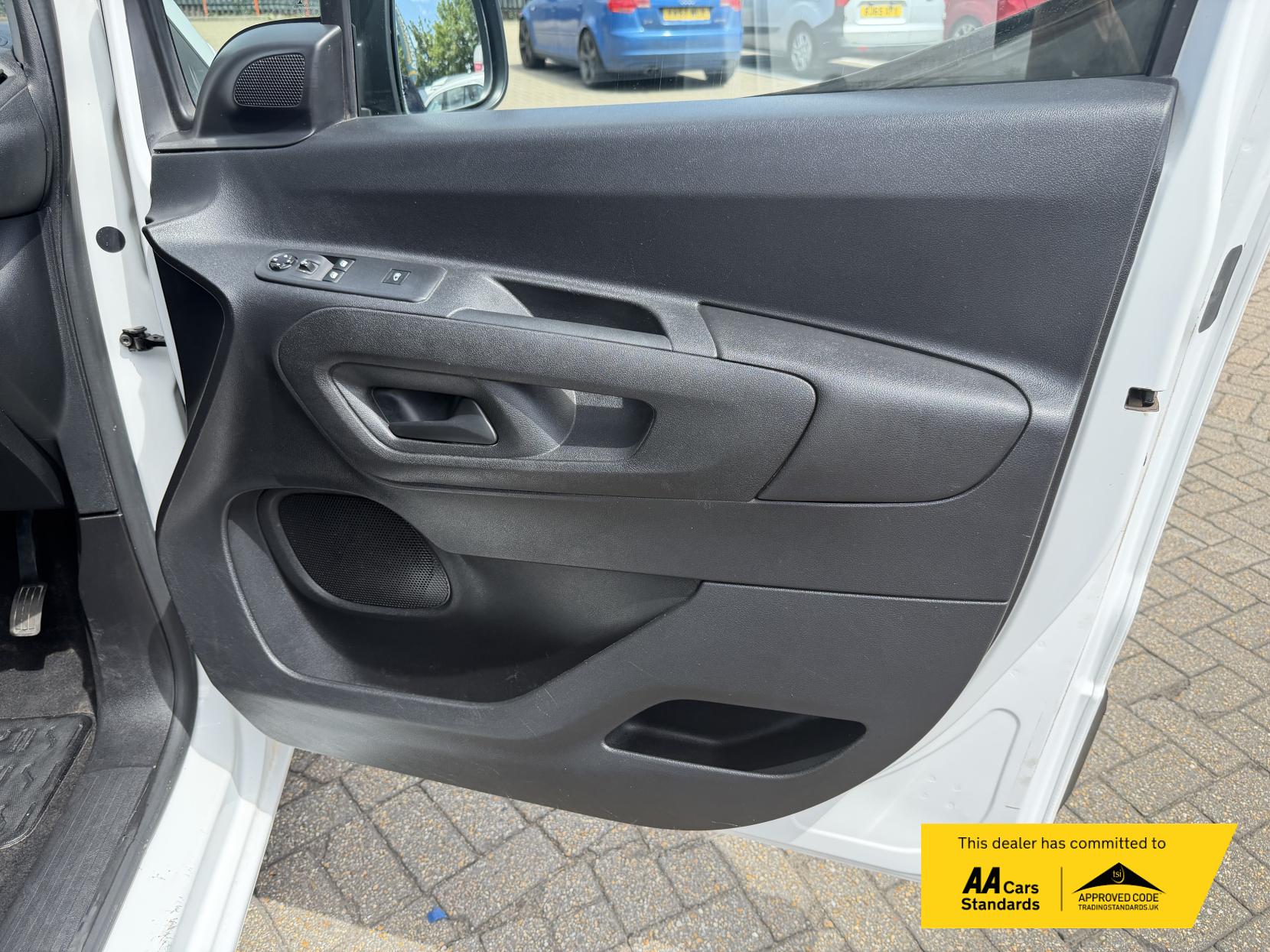 2021 Vauxhall Combo 1.5 Turbo D 2300 Edition Panel Van 4dr Diesel Auto L2 H1 Euro 6 (s/s) (130 ps) - Thumbnail 43