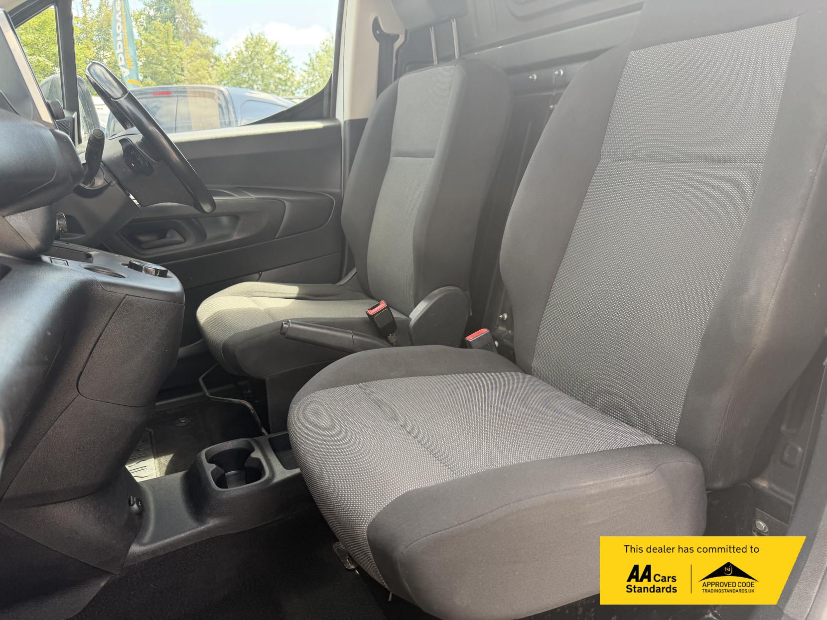 2021 Vauxhall Combo 1.5 Turbo D 2300 Edition Panel Van 4dr Diesel Auto L2 H1 Euro 6 (s/s) (130 ps) - Thumbnail 15