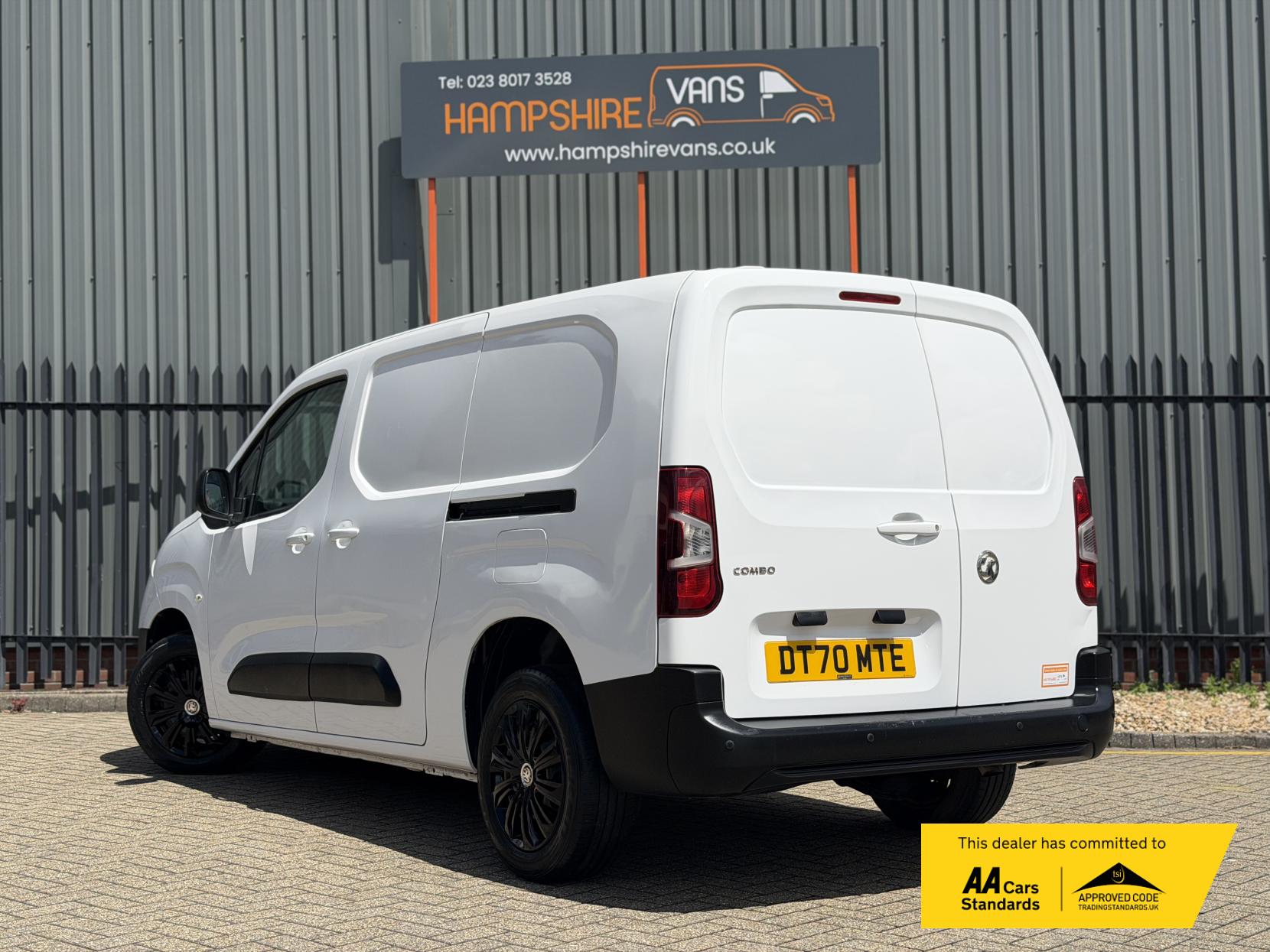 2021 Vauxhall Combo 1.5 Turbo D 2300 Edition Panel Van 4dr Diesel Auto L2 H1 Euro 6 (s/s) (130 ps) - Thumbnail 4