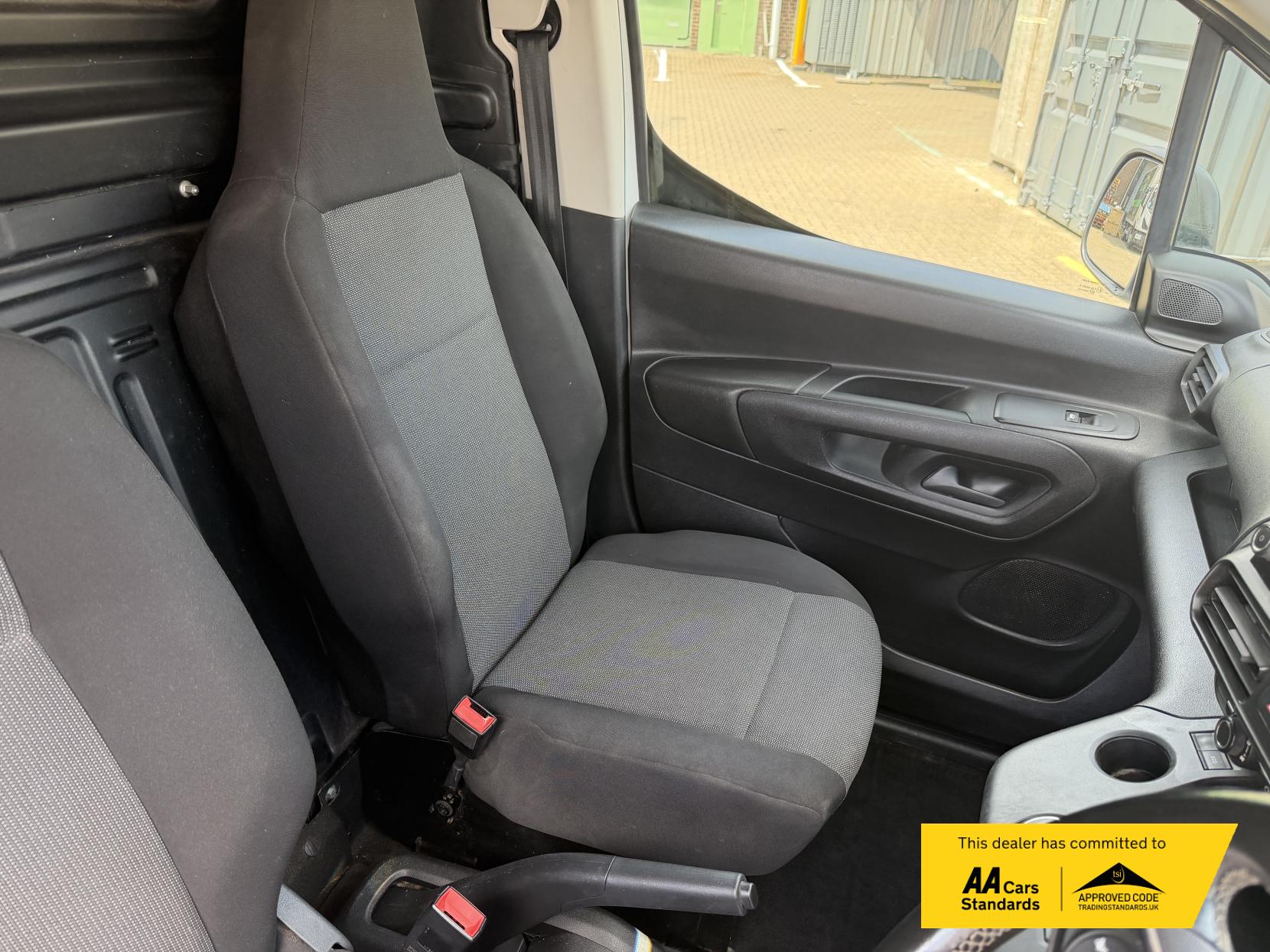 2021 Vauxhall Combo 1.5 Turbo D 2300 Edition Panel Van 4dr Diesel Auto L2 H1 Euro 6 (s/s) (130 ps) - Thumbnail 14