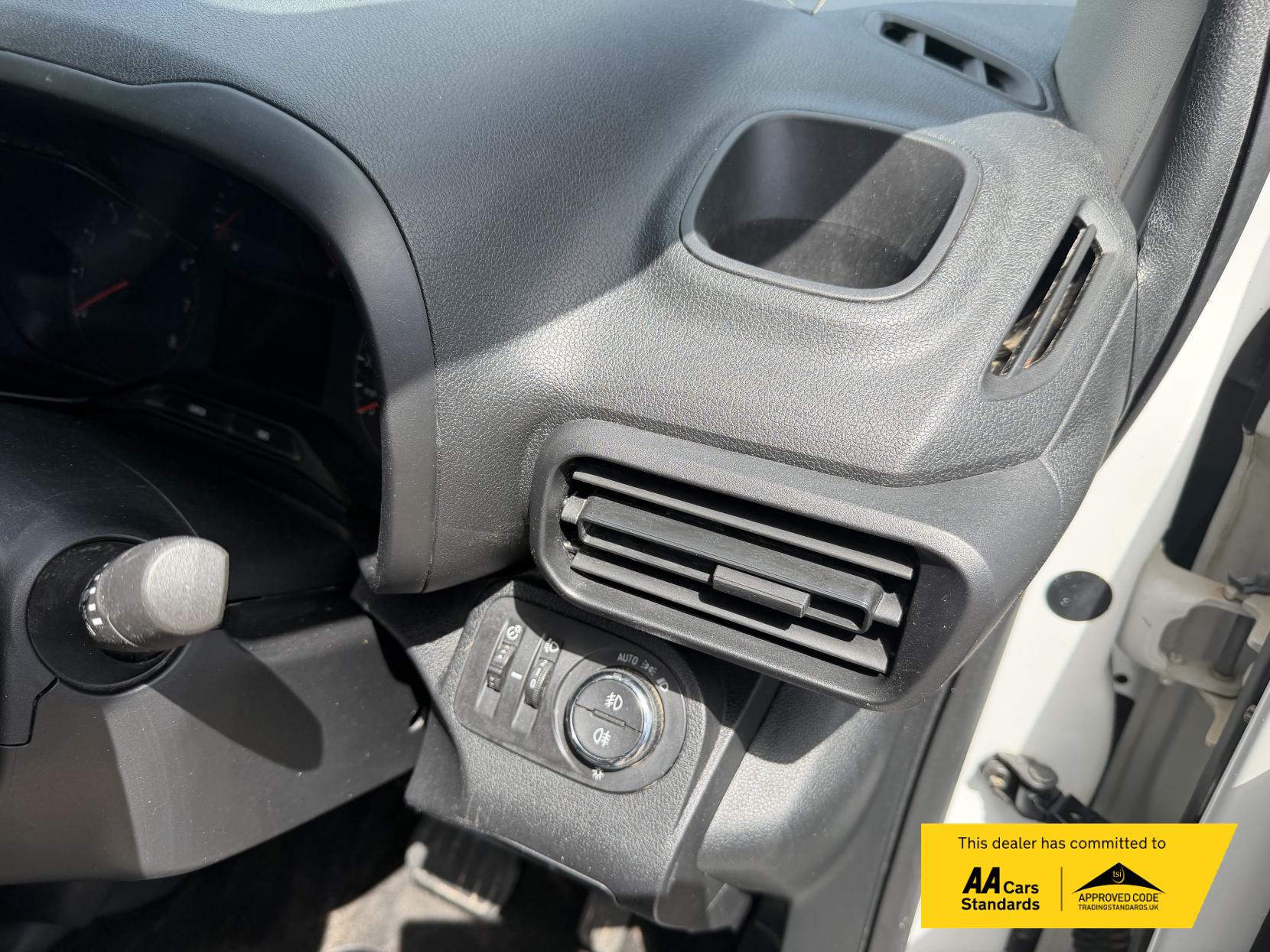 2021 Vauxhall Combo 1.5 Turbo D 2300 Edition Panel Van 4dr Diesel Auto L2 H1 Euro 6 (s/s) (130 ps) - Thumbnail 40